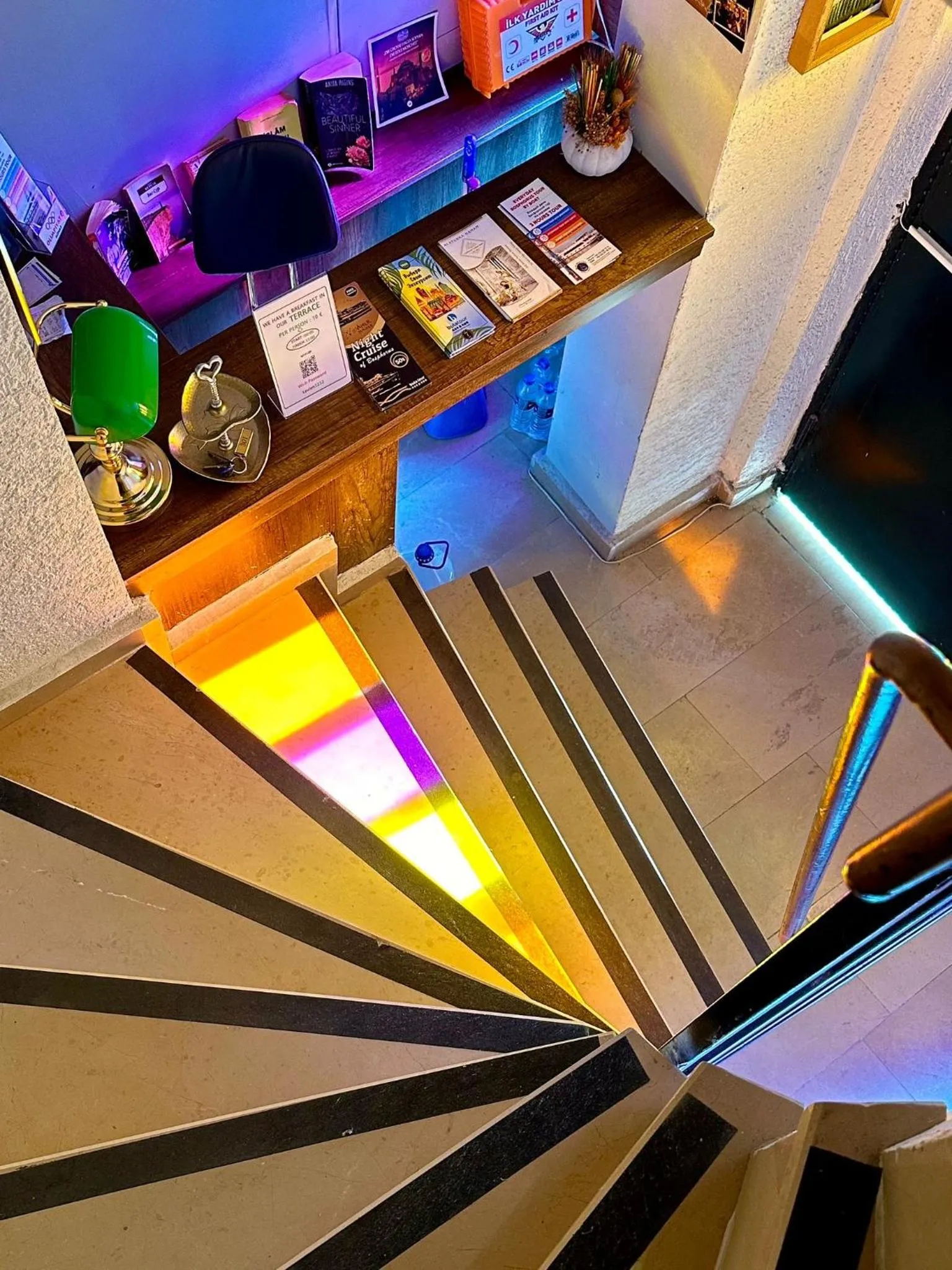 Communal lounge/ TV room in La Vien Hotel Old City