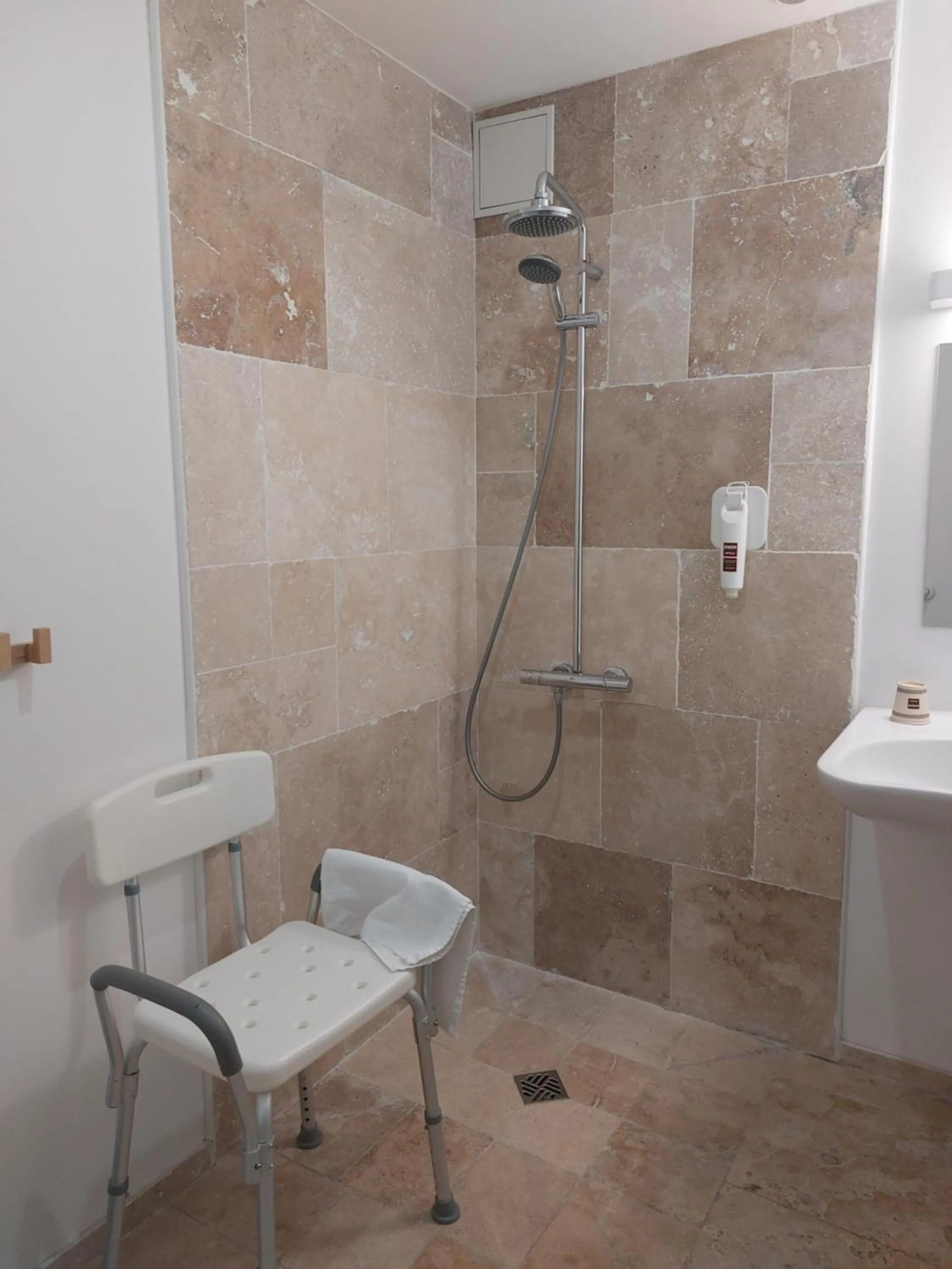 Bathroom in Enzo Hotels Limoges Centre Jourdan by Kyriad Direct