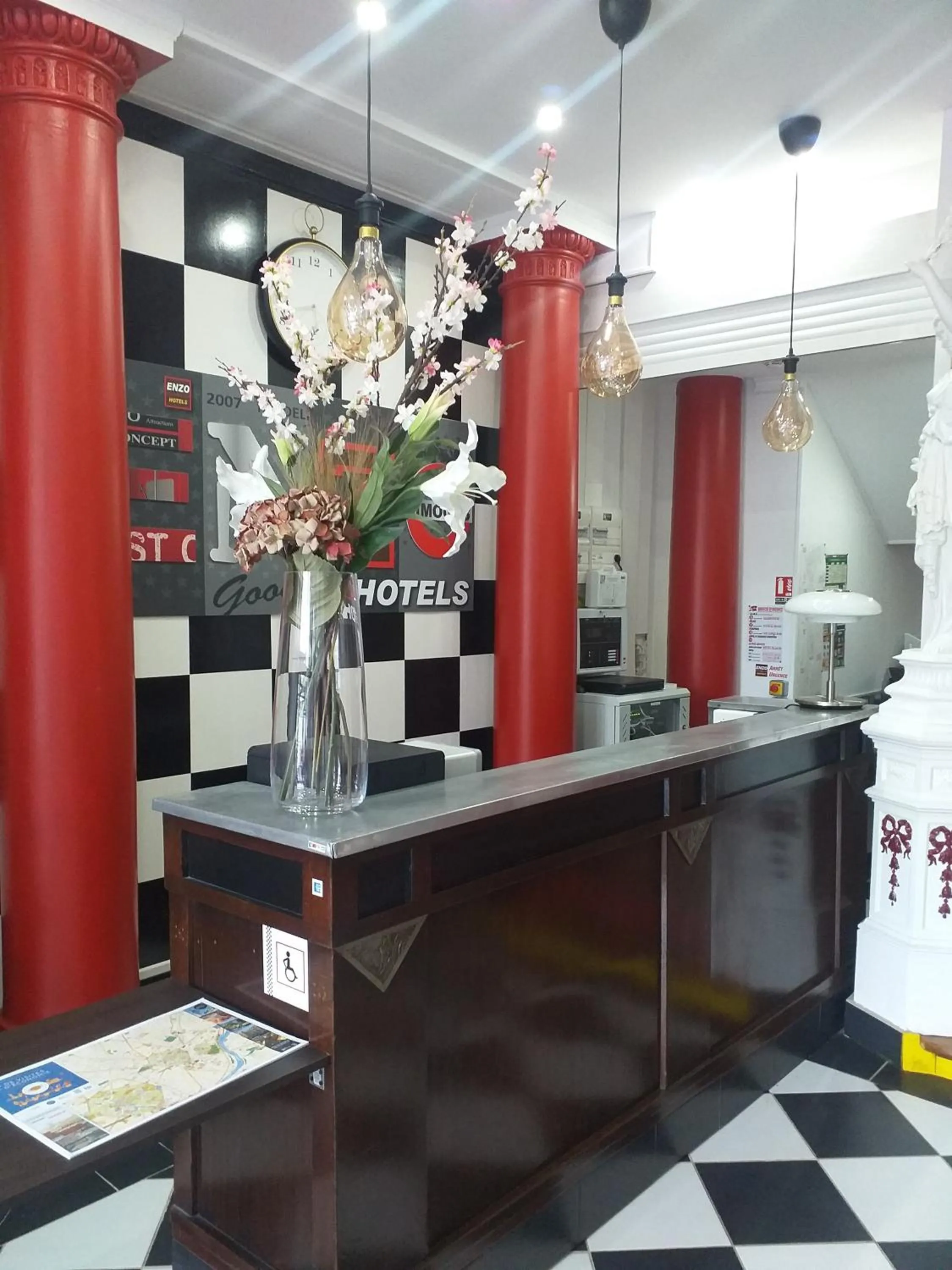 Lobby or reception in Enzo Hotels Limoges Centre Jourdan by Kyriad Direct