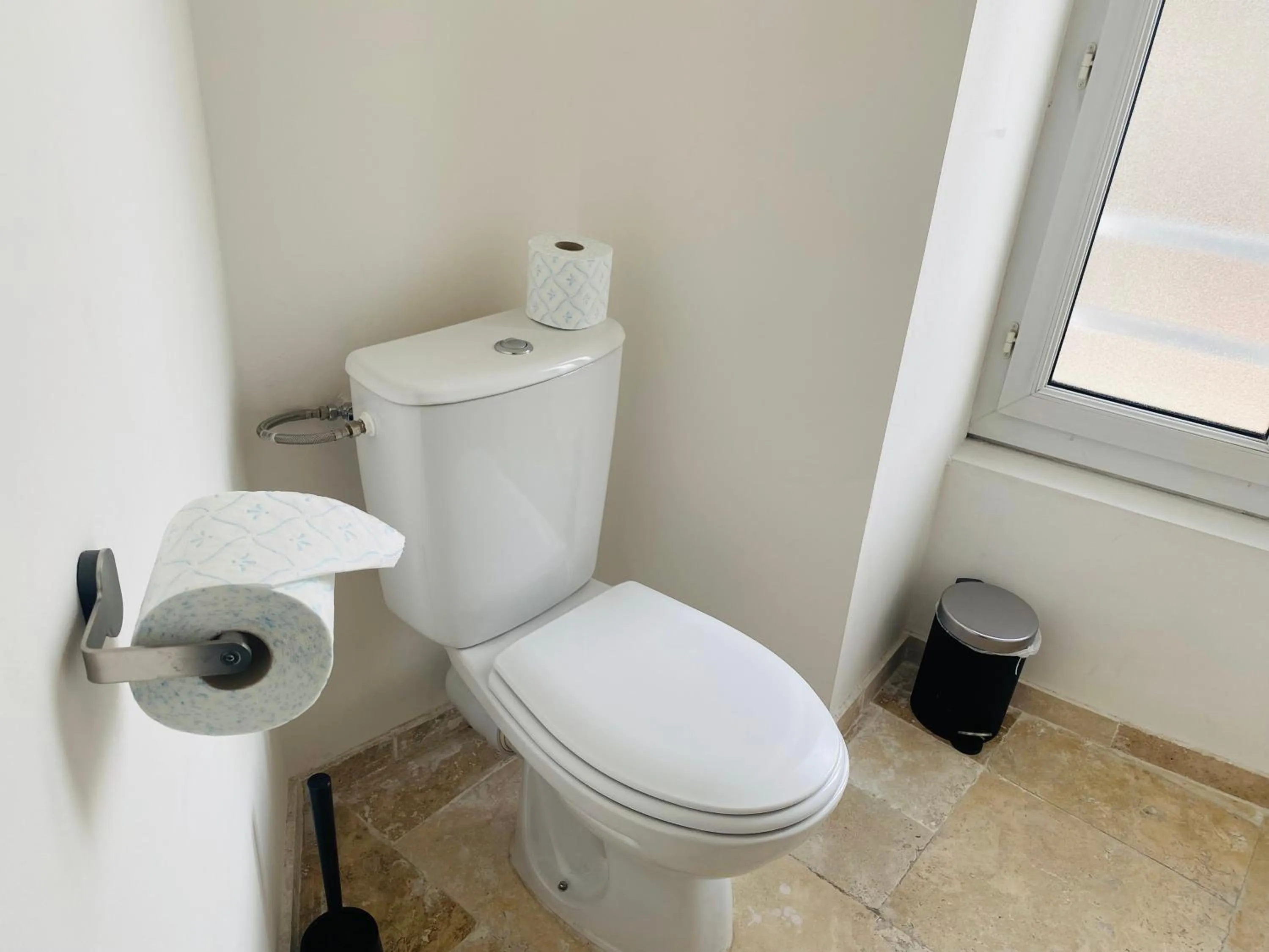 Toilet in Enzo Hotels Limoges Centre Jourdan by Kyriad Direct