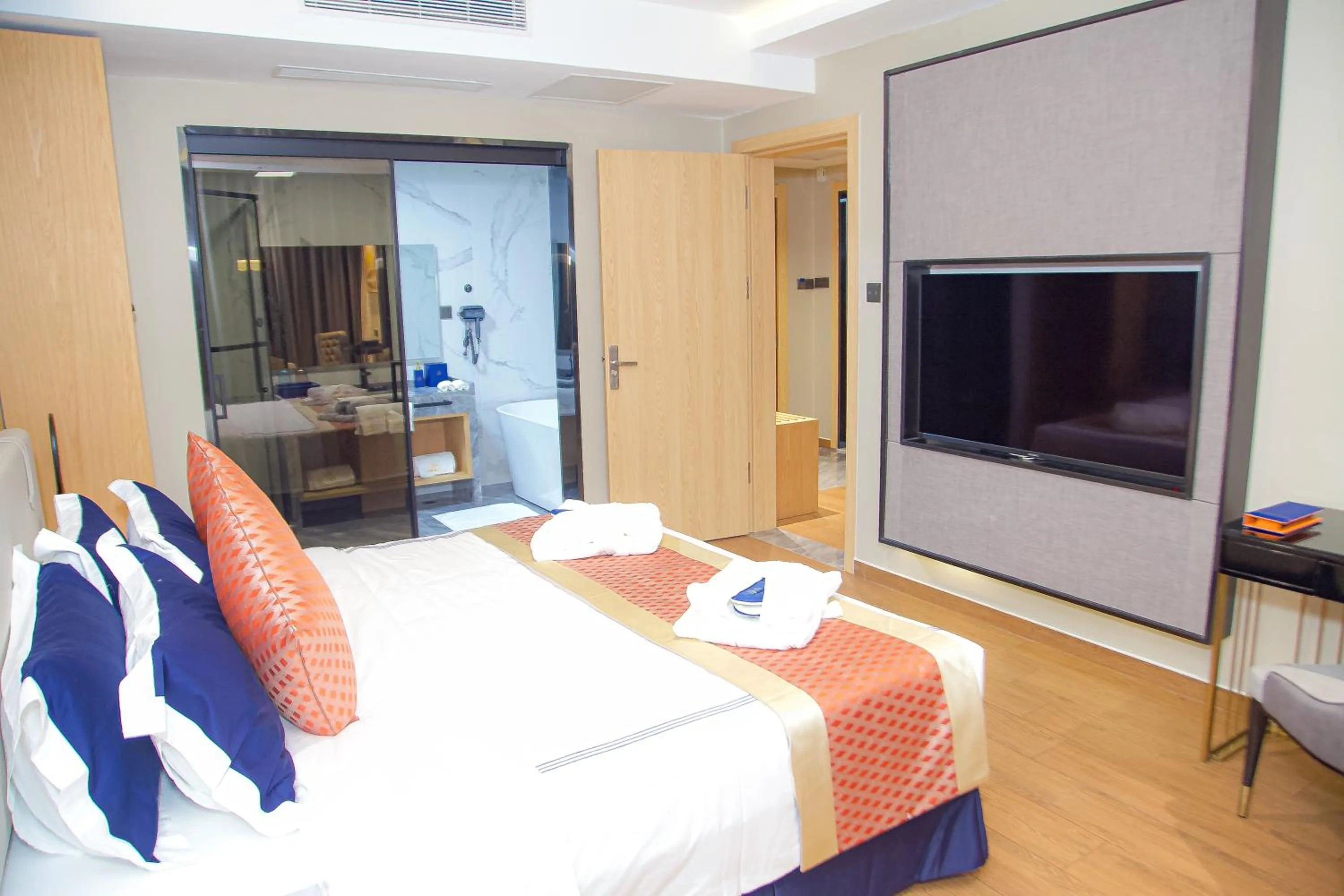 TV and multimedia in Hôtel FAMILLE MONDIALE