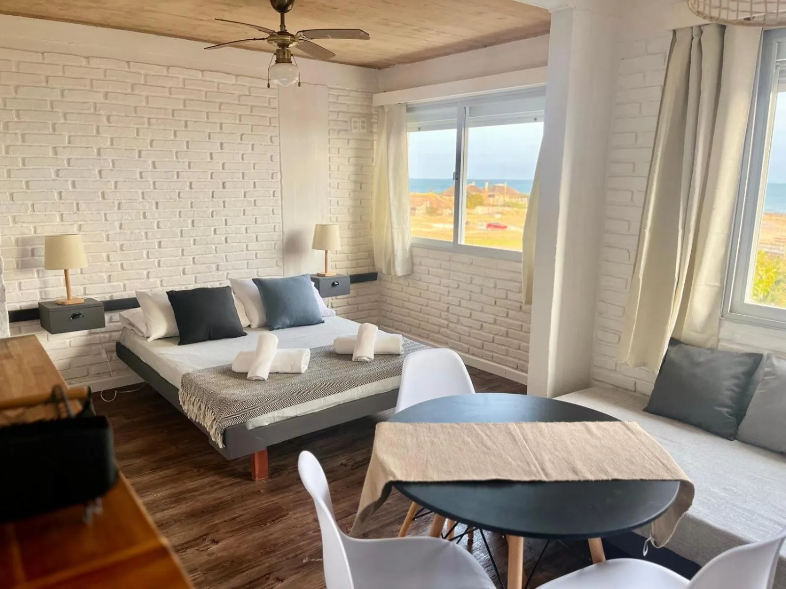 Property building, Bed in Portobello Suites Hotel