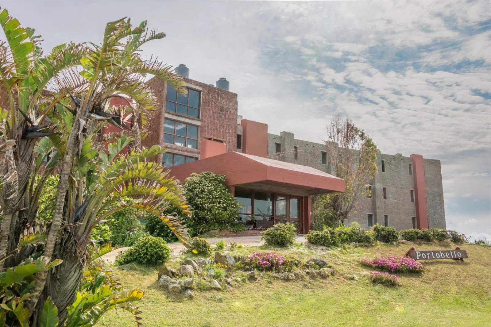 Facade/entrance in Portobello Suites Hotel