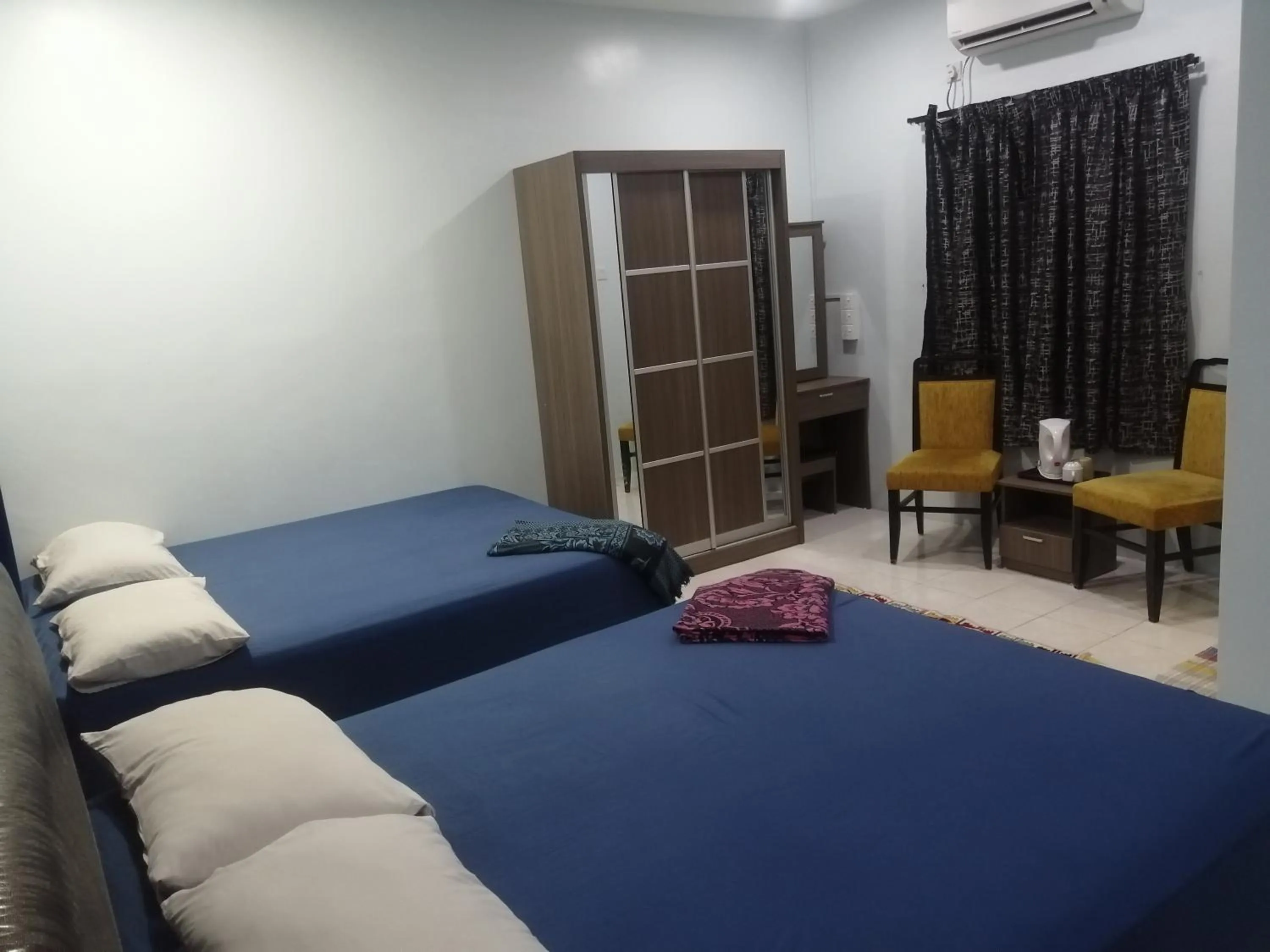 Photo of the whole room, Bed in Kamar Musafir MMS