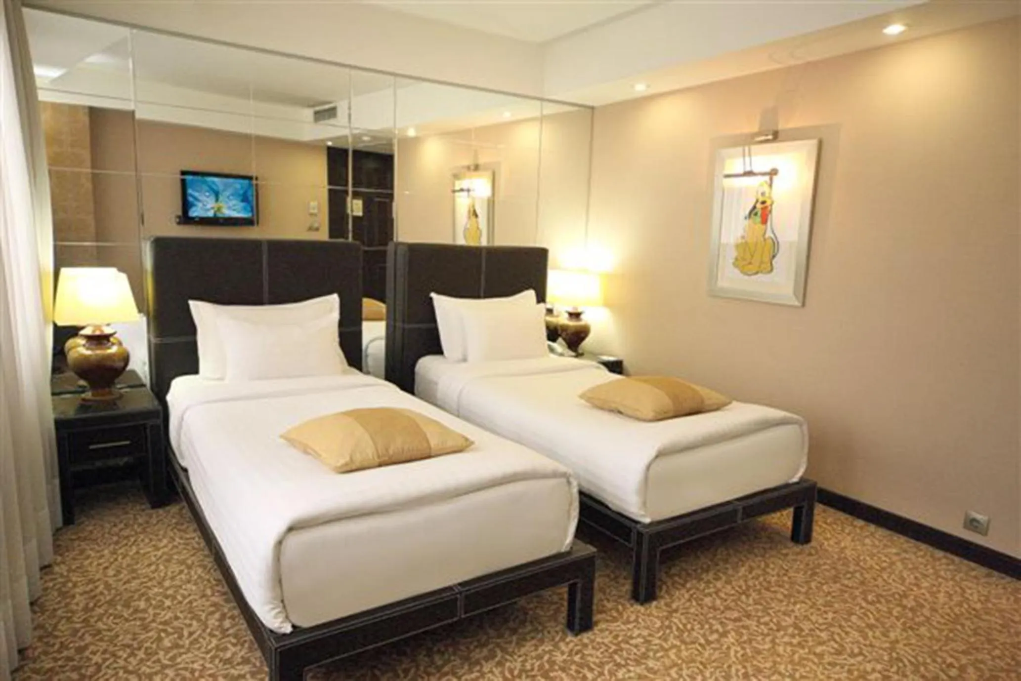 Photo of the whole room, Bed in Cartoon Hotel