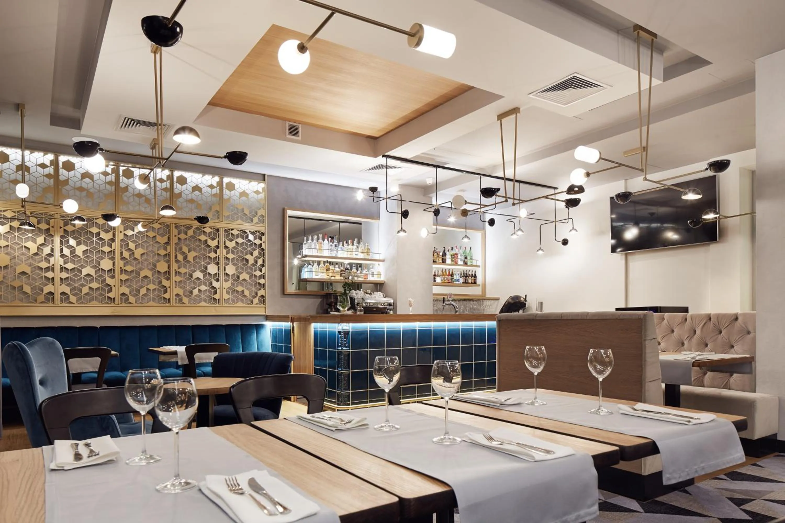 Restaurant/places to eat in Hotel Apis