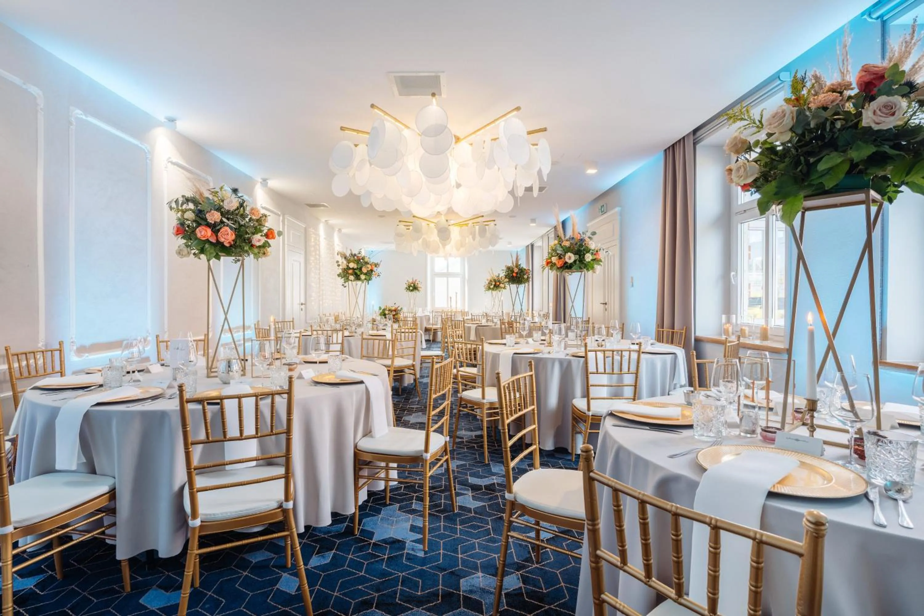 Restaurant/places to eat in Hotel Apis