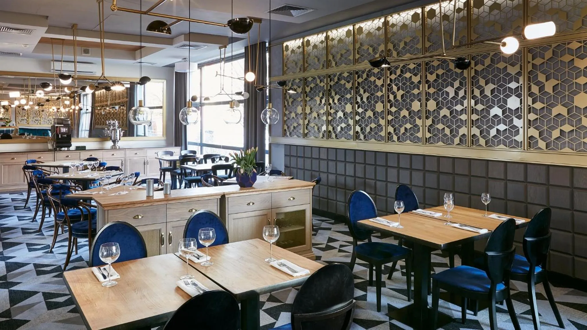 Restaurant/places to eat in Hotel Apis