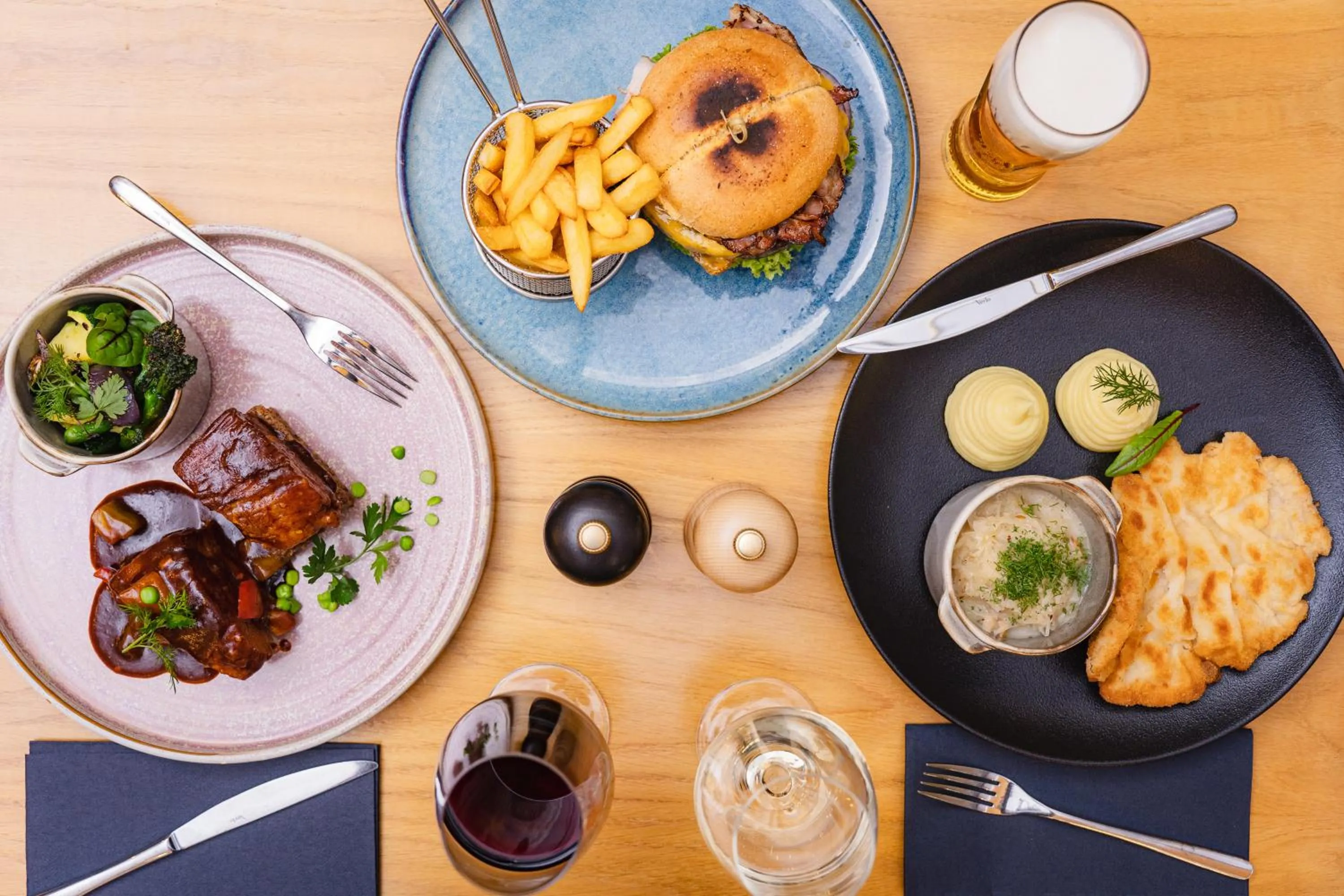 Restaurant/places to eat in Hotel Apis