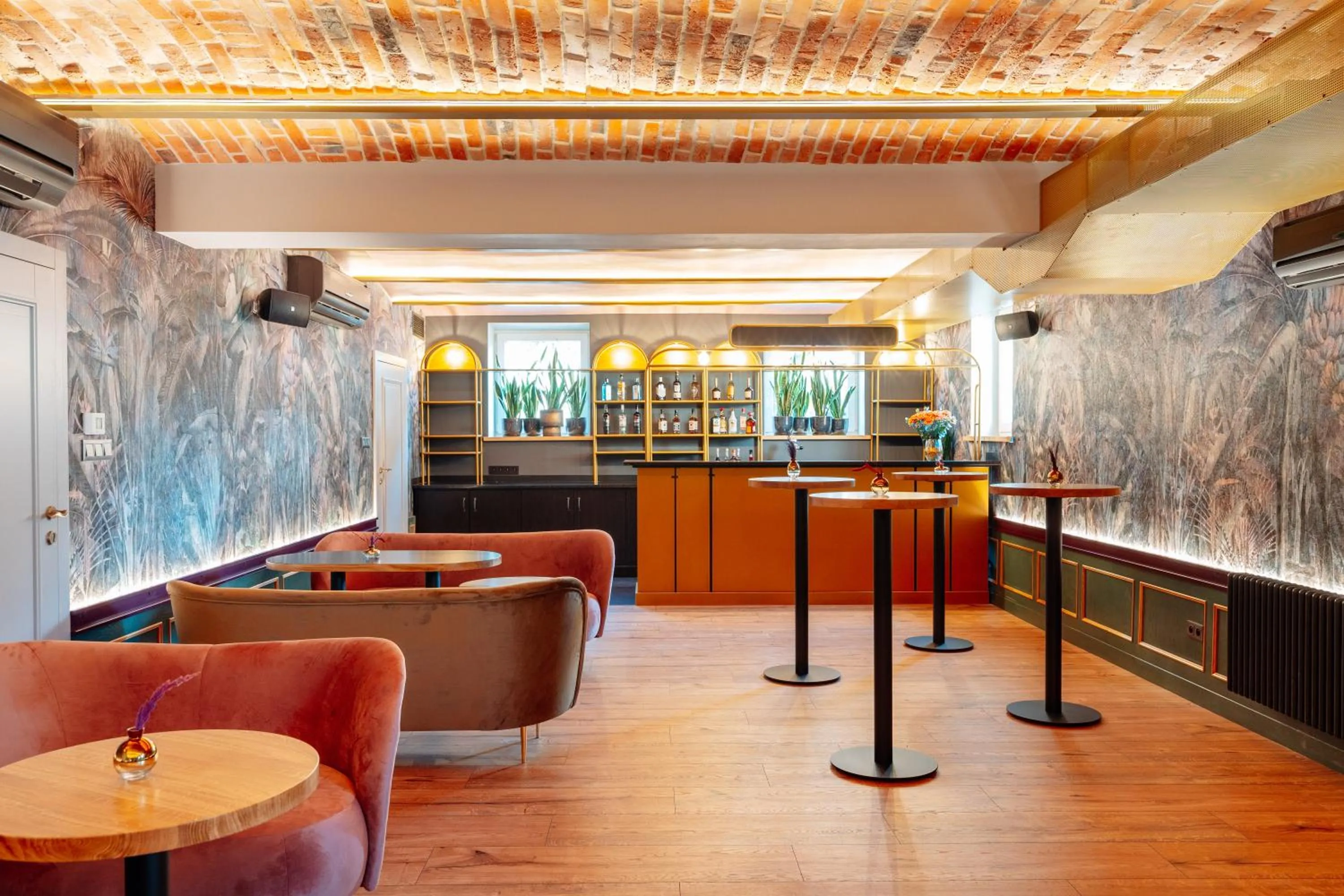 Restaurant/places to eat in Hotel Apis