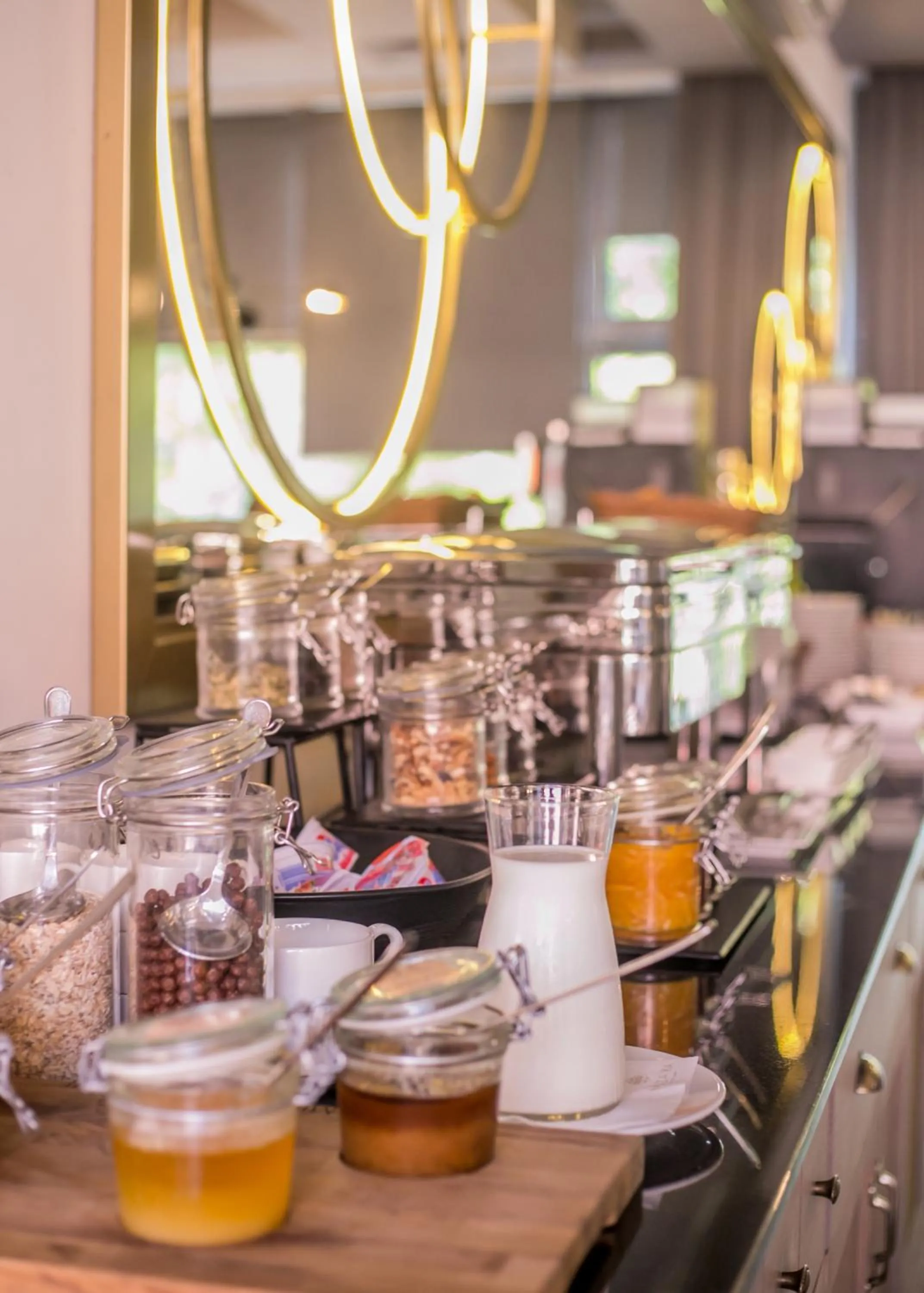 Restaurant/places to eat in Hotel Apis