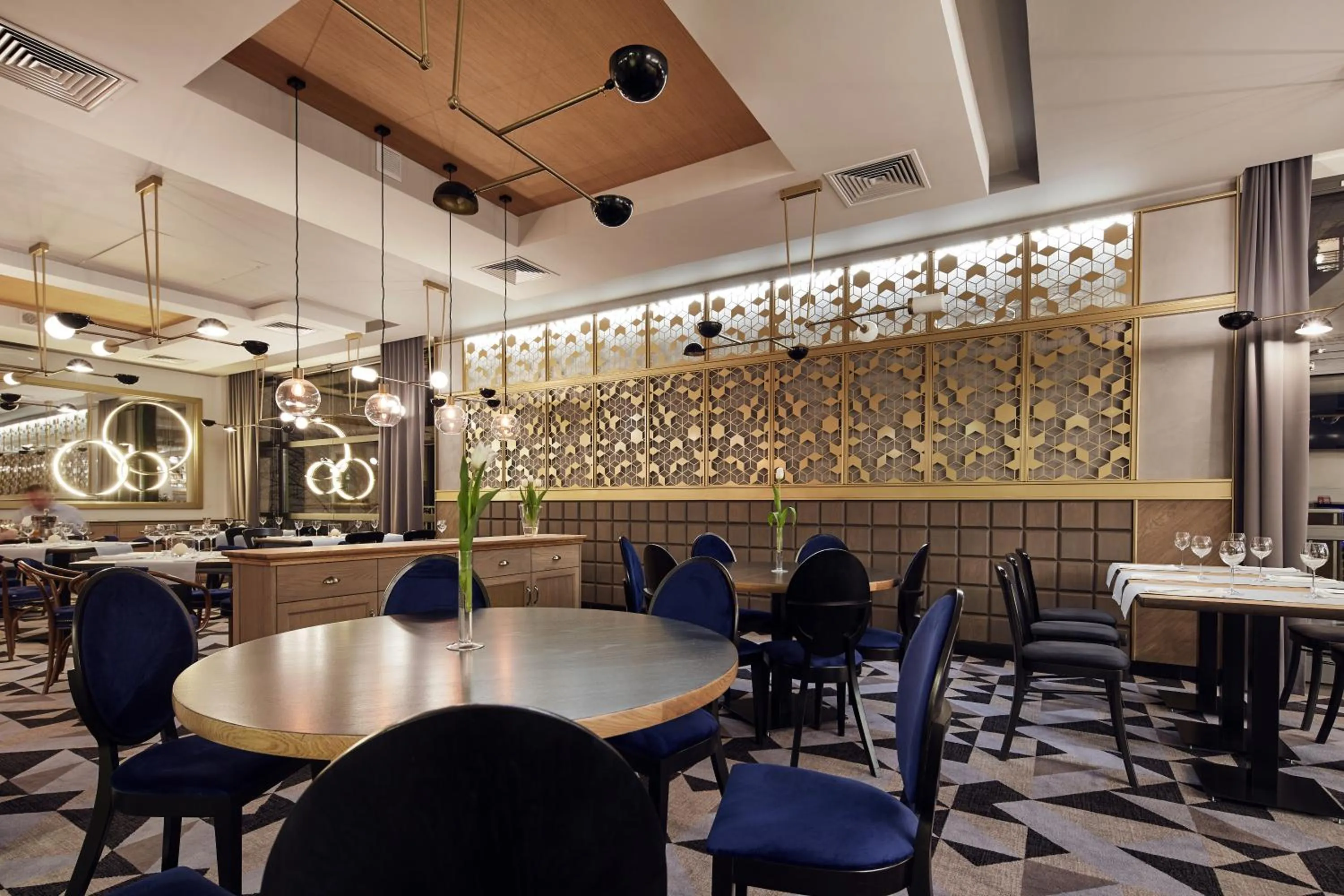 Restaurant/places to eat in Hotel Apis