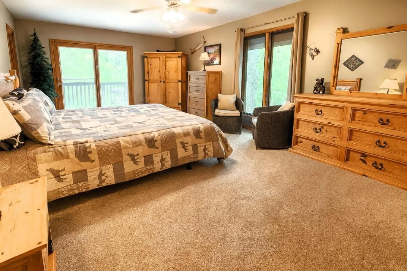Bed in FREE Tickets! Wandering Bear Lodge 4BR Mountain Chalet with Hot Tub, Game Room & Fire Pit