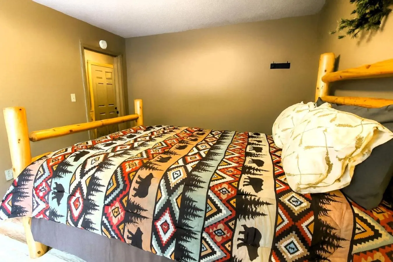 Bed in FREE Tickets! Wandering Bear Lodge 4BR Mountain Chalet with Hot Tub, Game Room & Fire Pit
