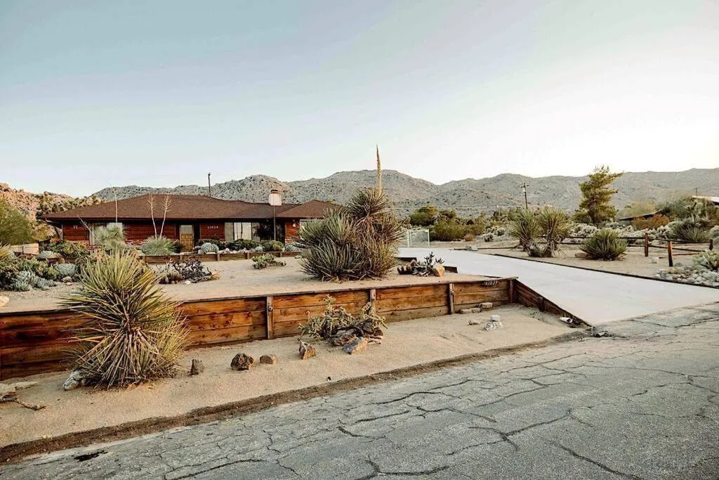 Cozy Rustic Home minutes to Joshua Tree Nat'l Park