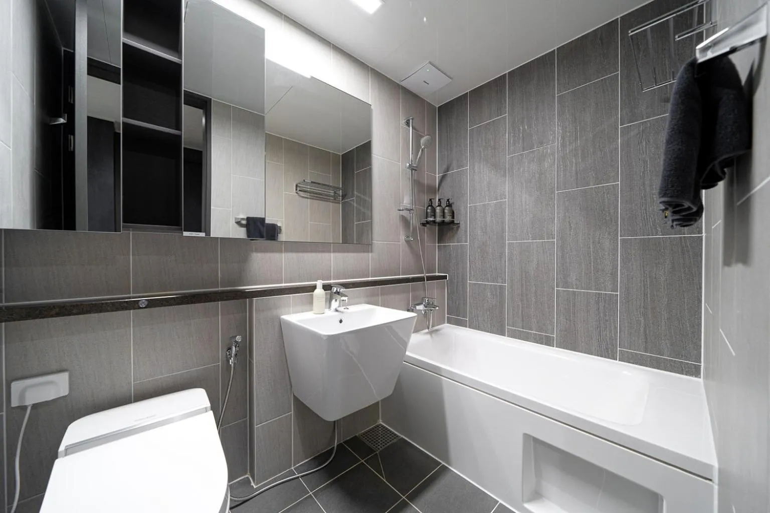 Shower in Le Collective Busan Gijang