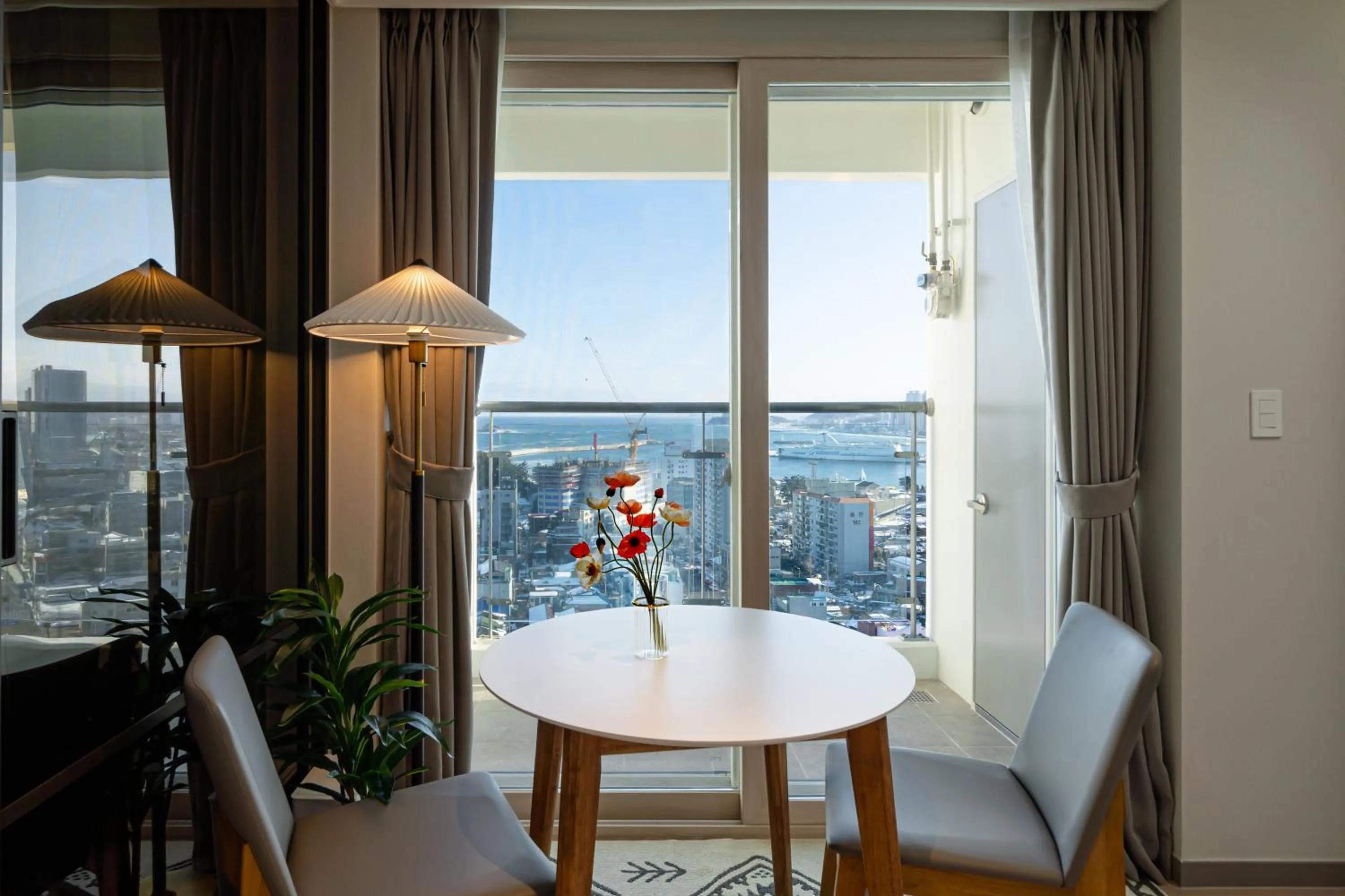 Photo of the whole room in Urbanstay Sokcho Deungdae Beach