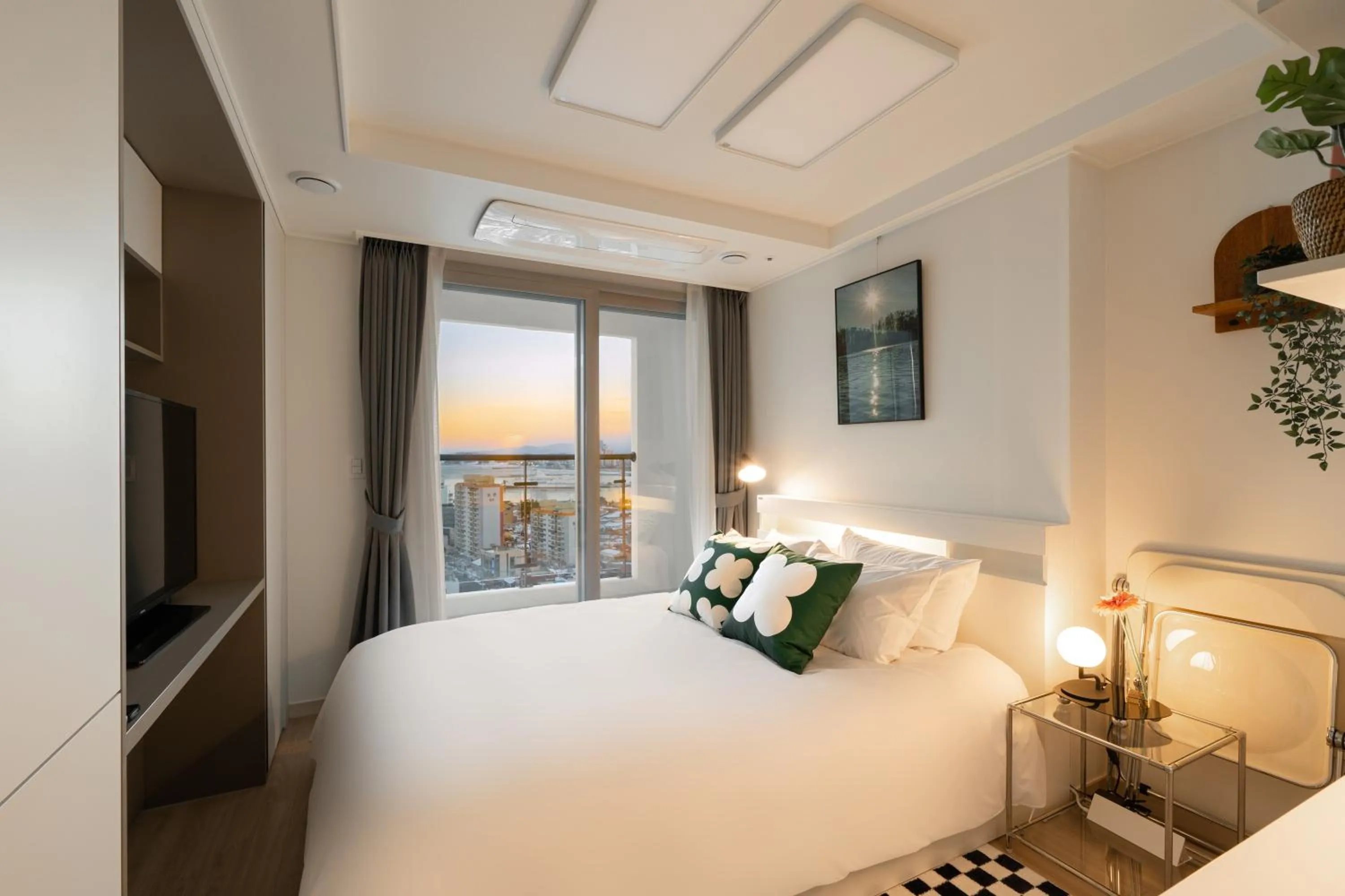 Photo of the whole room, Bed in Urbanstay Sokcho Deungdae Beach