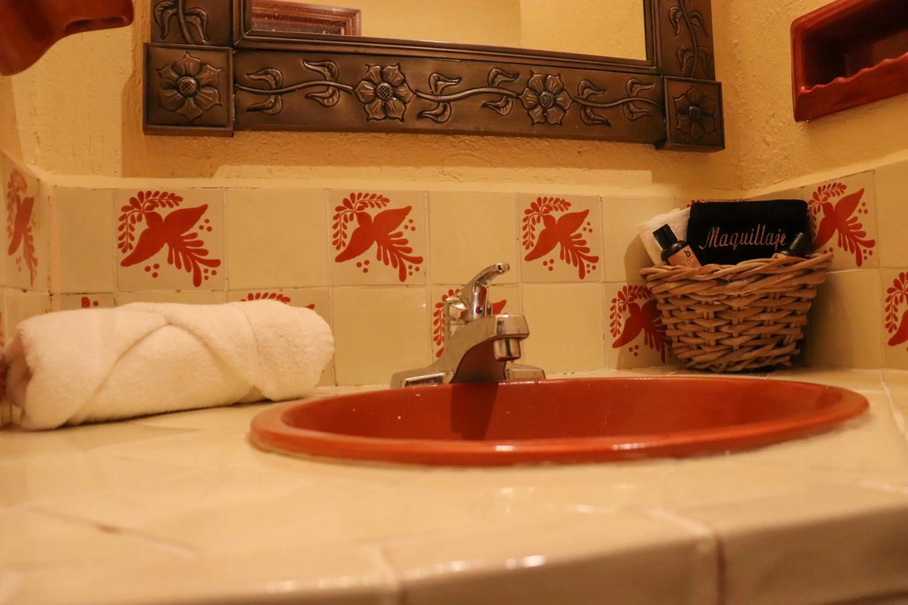Bathroom, Bed in Hotel Chocolate Tradicional