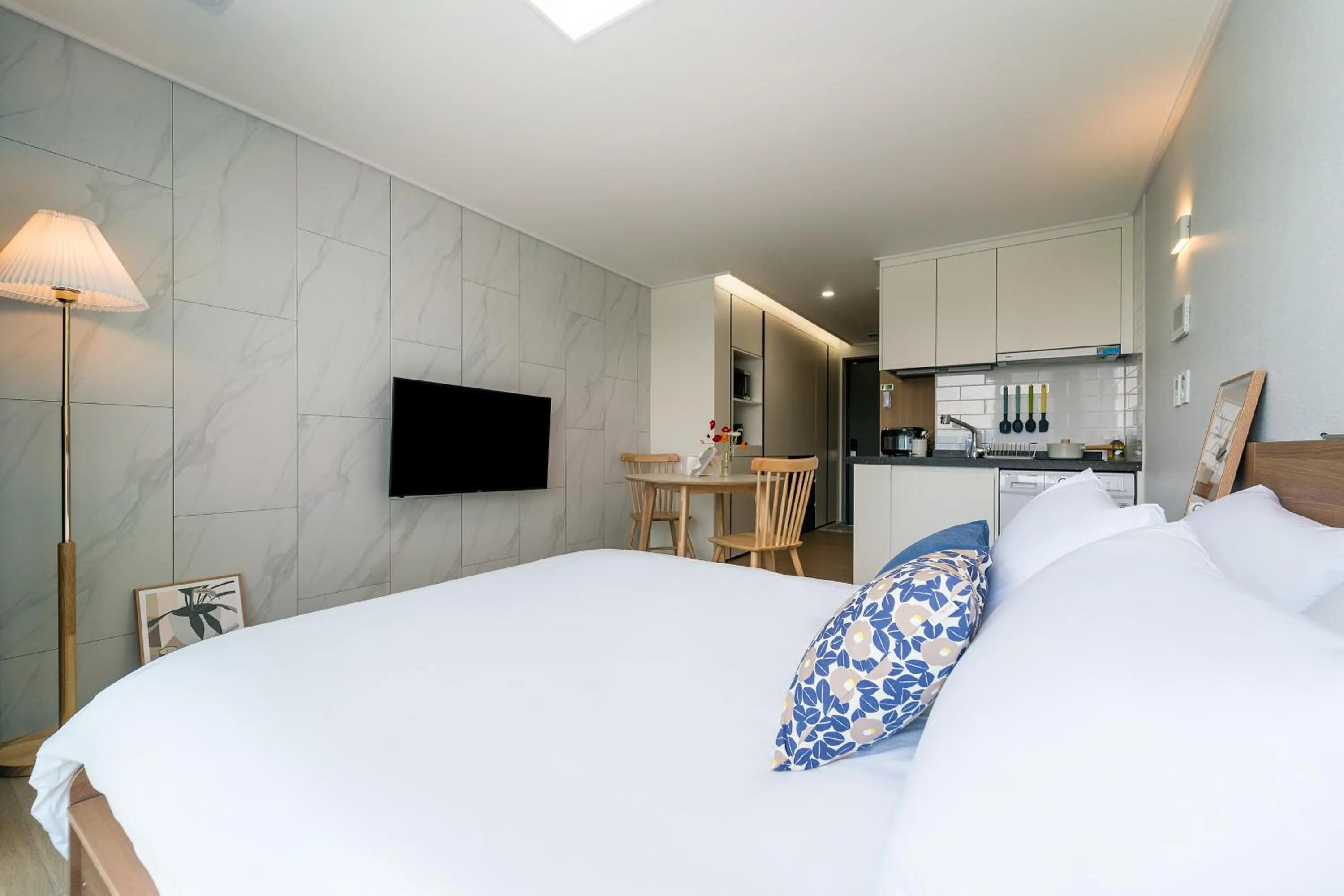 Communal lounge/ TV room, Bed in Urbanstay Jeju Airport