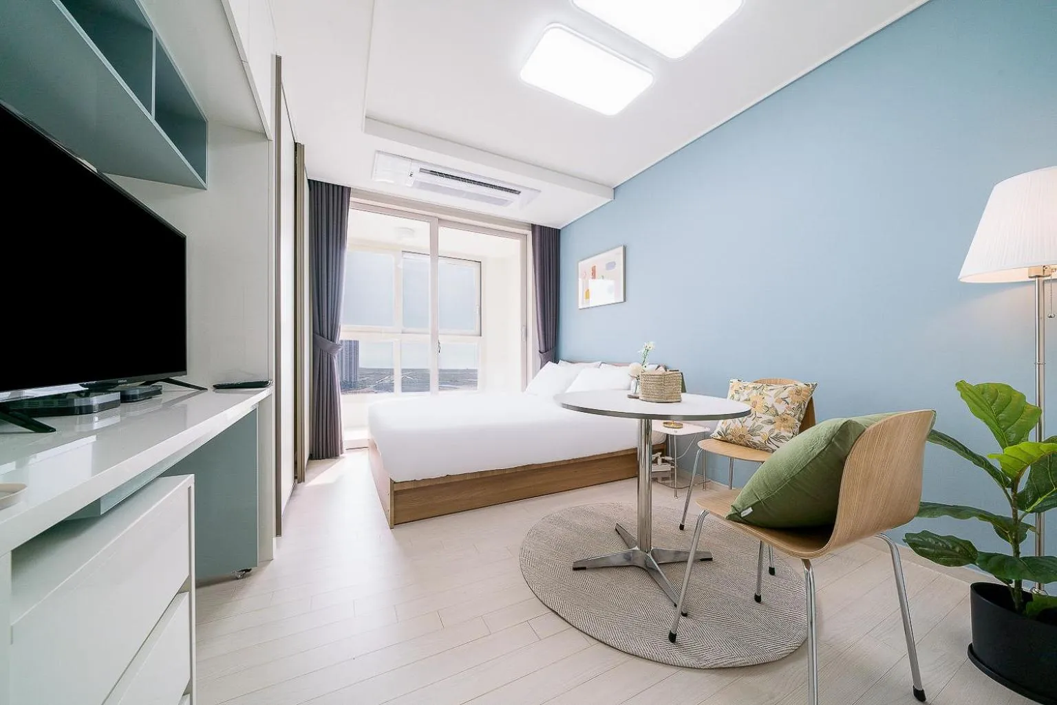 Living room, Bed in Urbanstay Songdo Moonlight Park