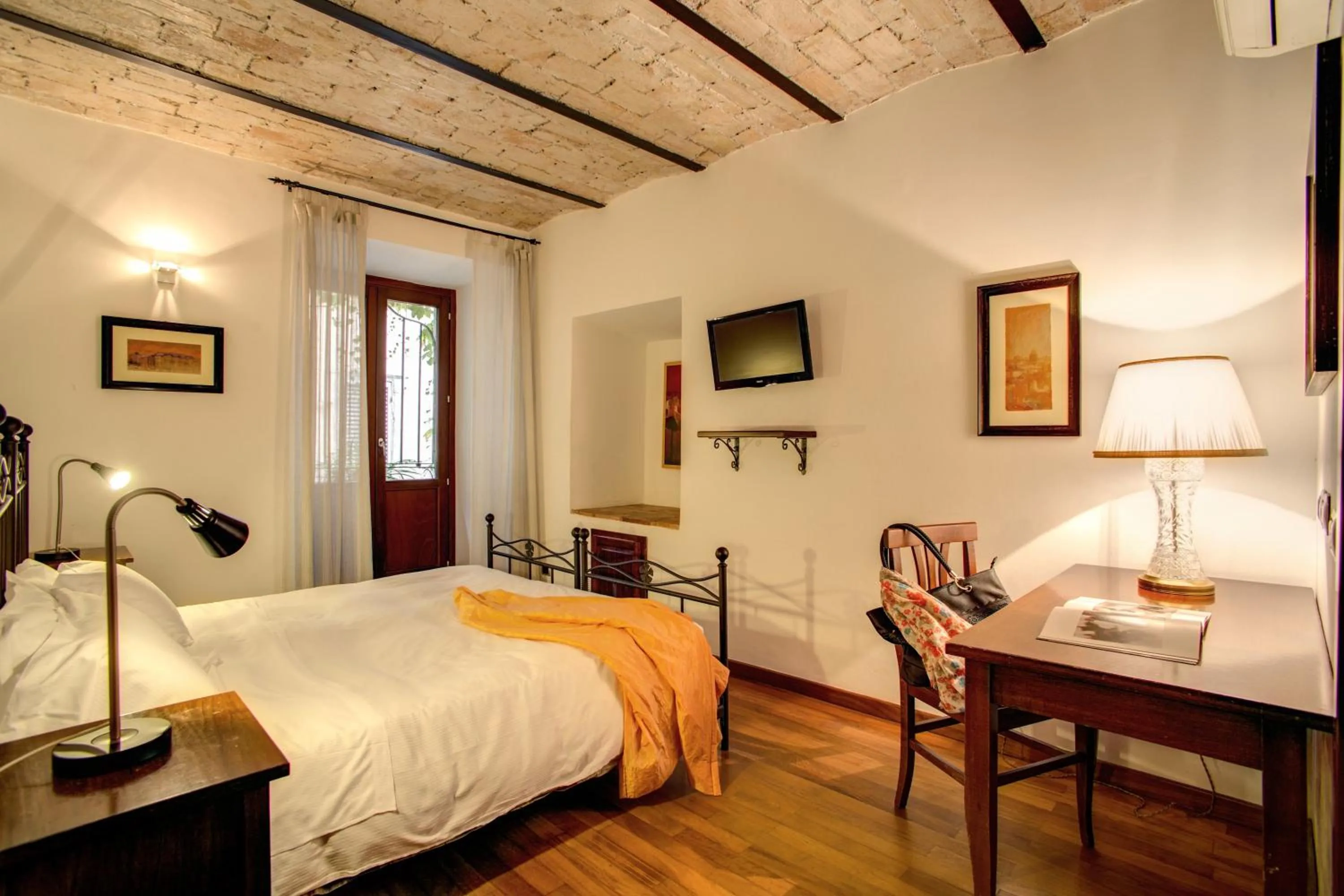 Photo of the whole room, Bed in Residenza Domizia