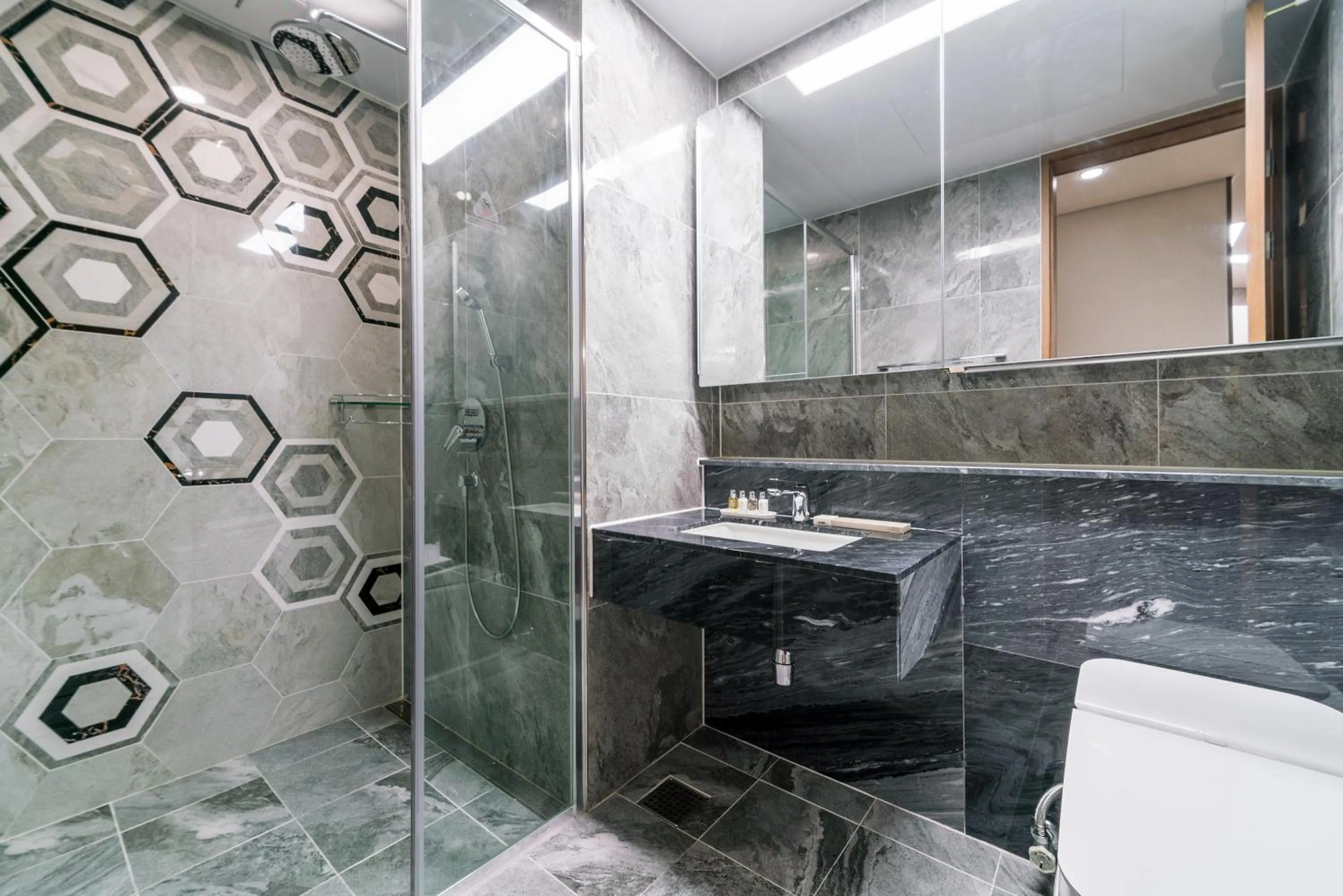 Shower in Le Collective Busan station