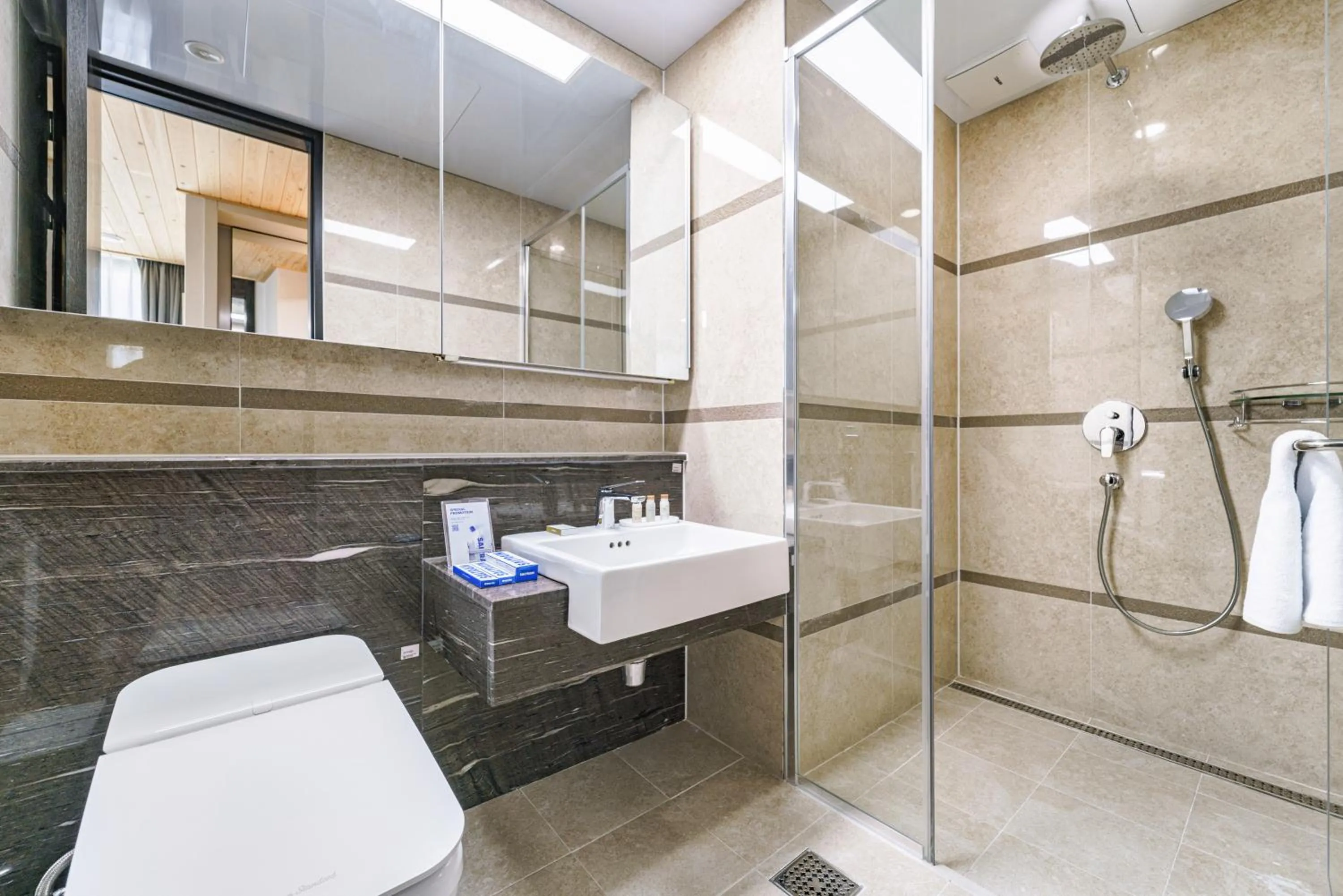 Shower in Le Collective Busan station