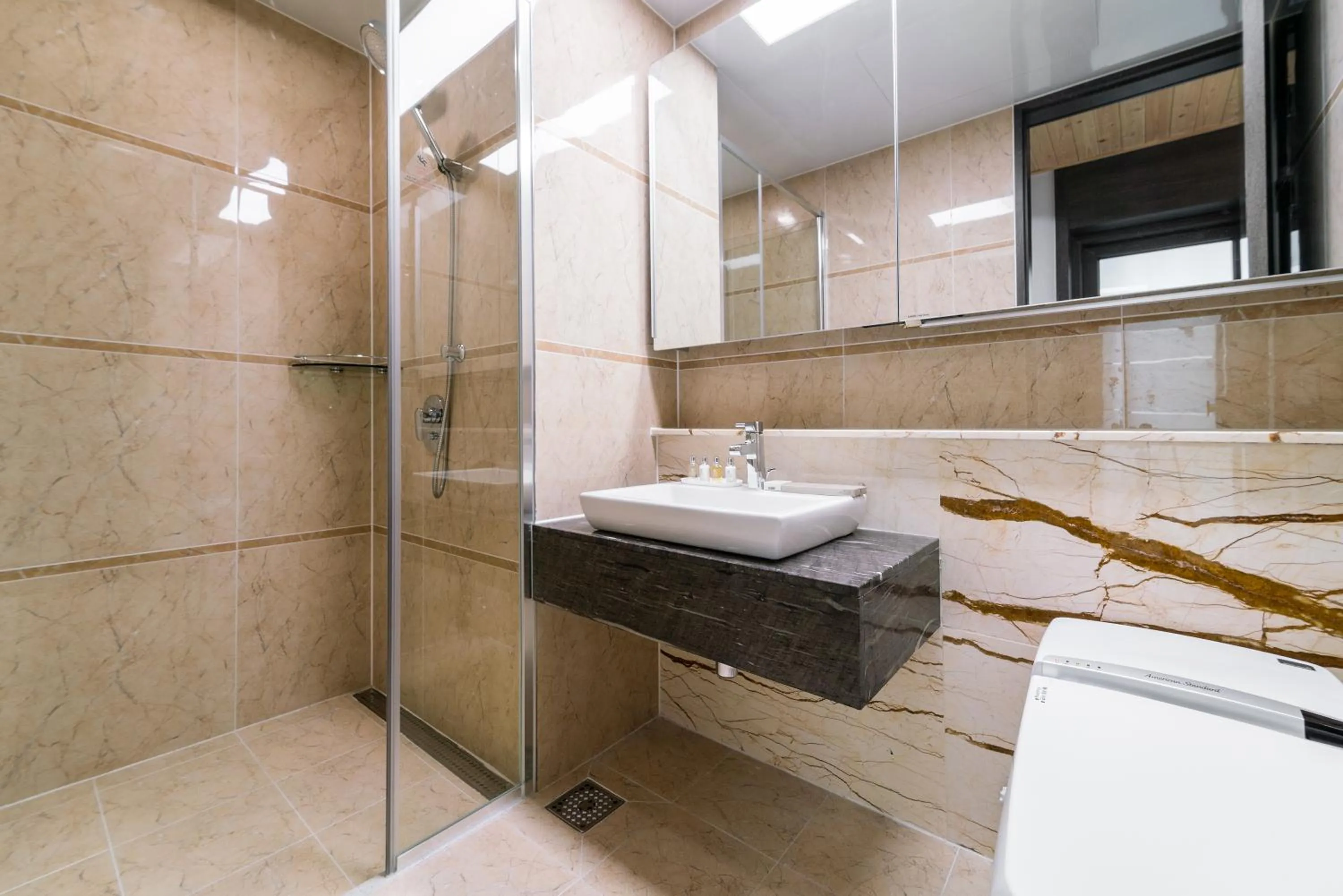 Bathroom in Le Collective Busan station