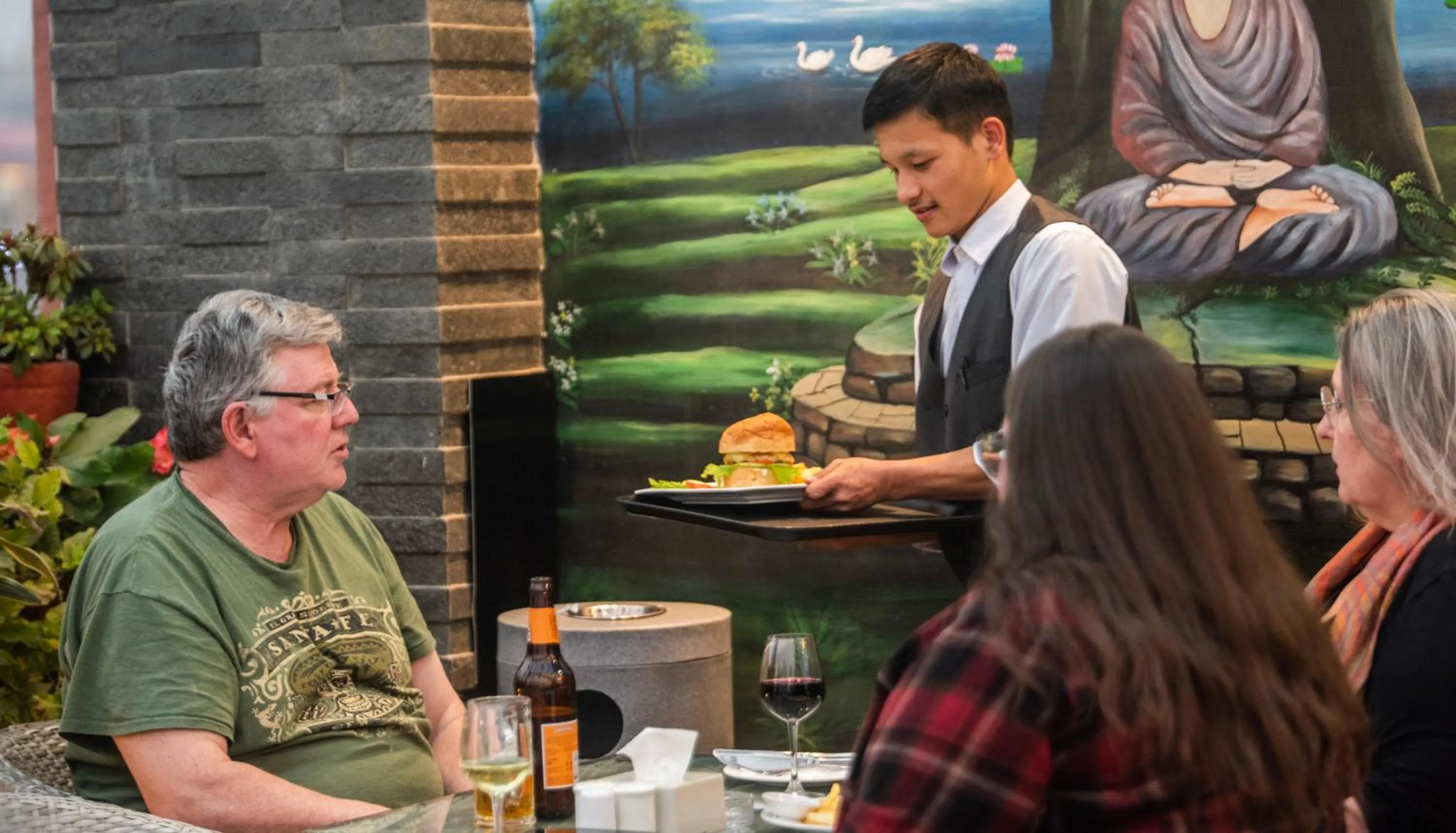 Restaurant/places to eat in Everest Boutique Hotel