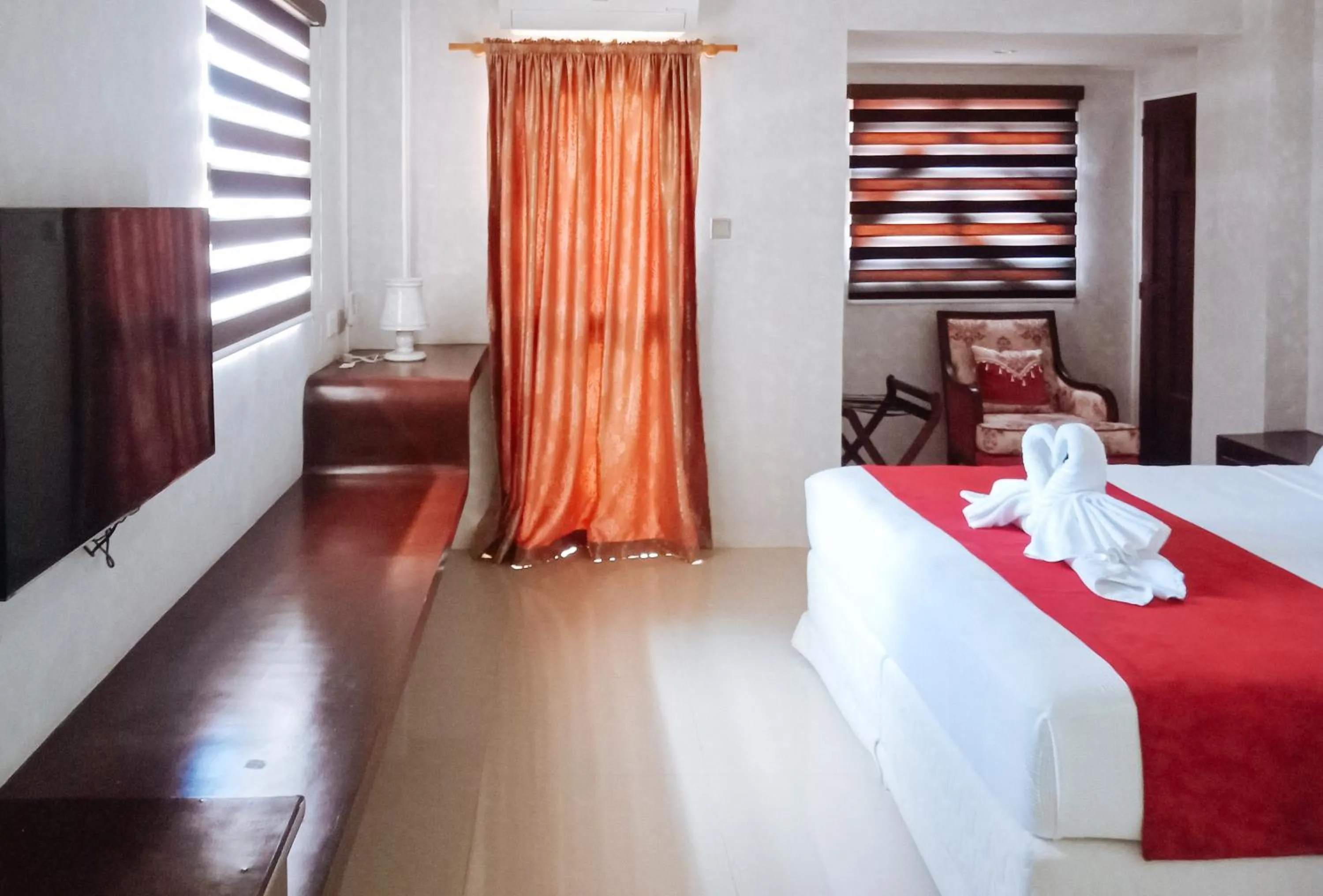 TV and multimedia in RedDoorz @ Joyce Palace Antique