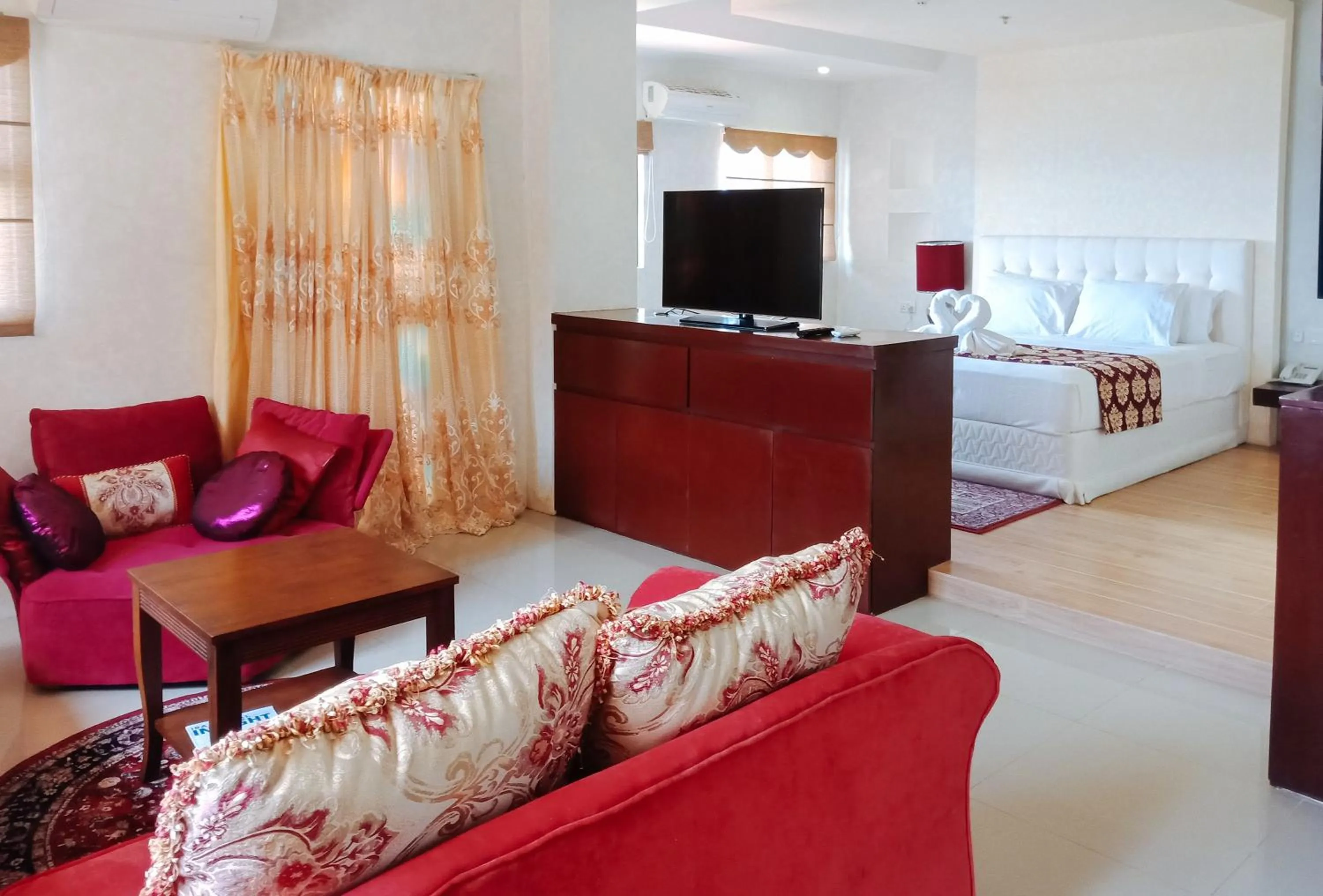 TV and multimedia in RedDoorz @ Joyce Palace Antique