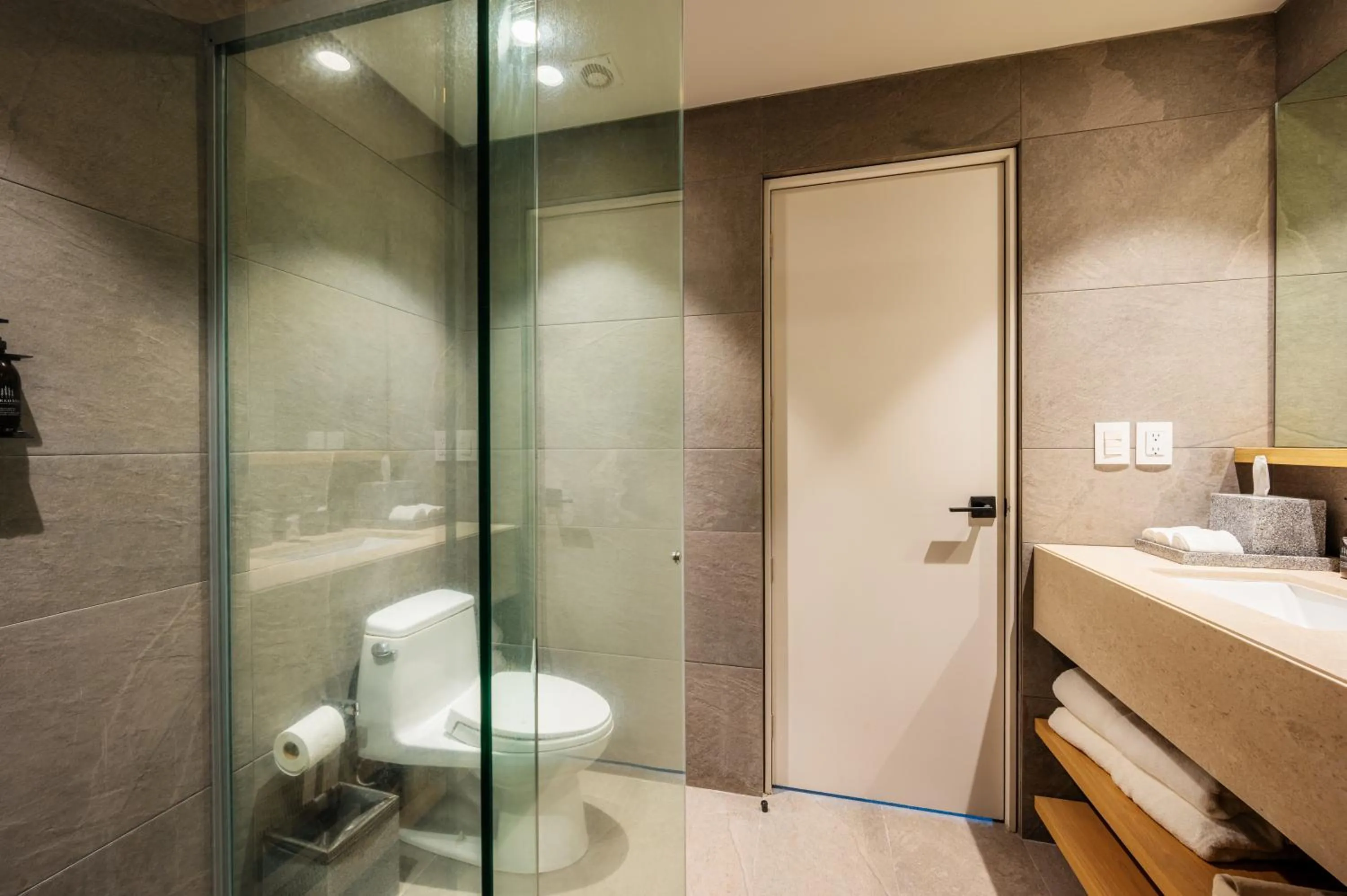 Toilet in Capitalia Parque Lincoln