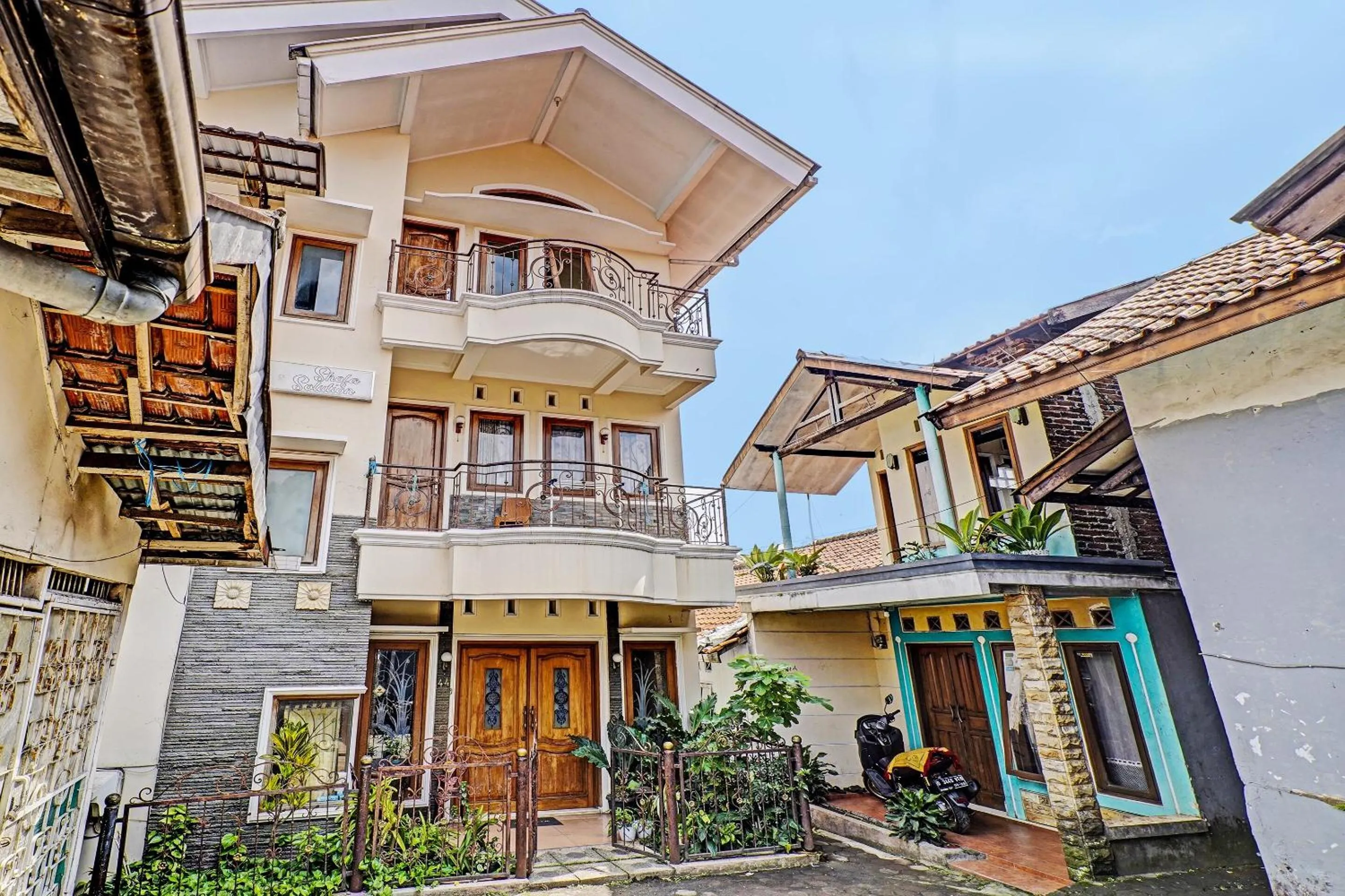 Facade/entrance in SPOT ON 91468 Pondok Shofa Mc Syariah