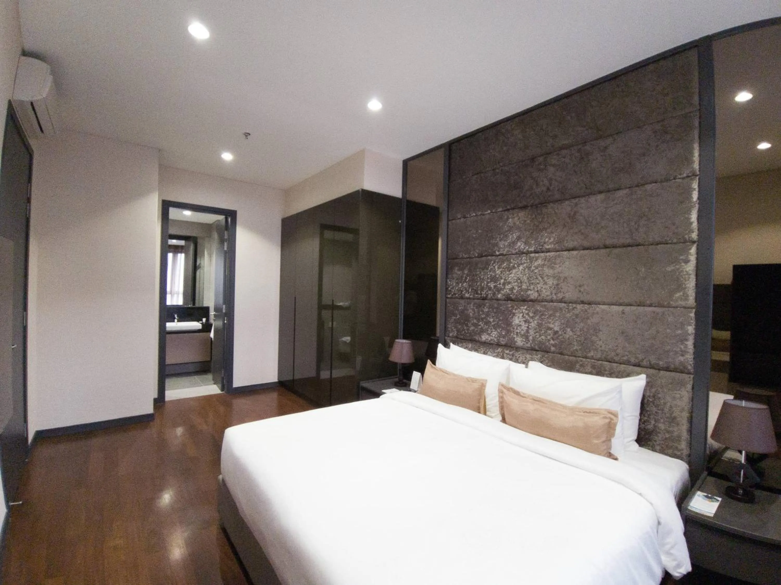 Deluxe King Suite in 8 Kia Peng KLCC by WSD