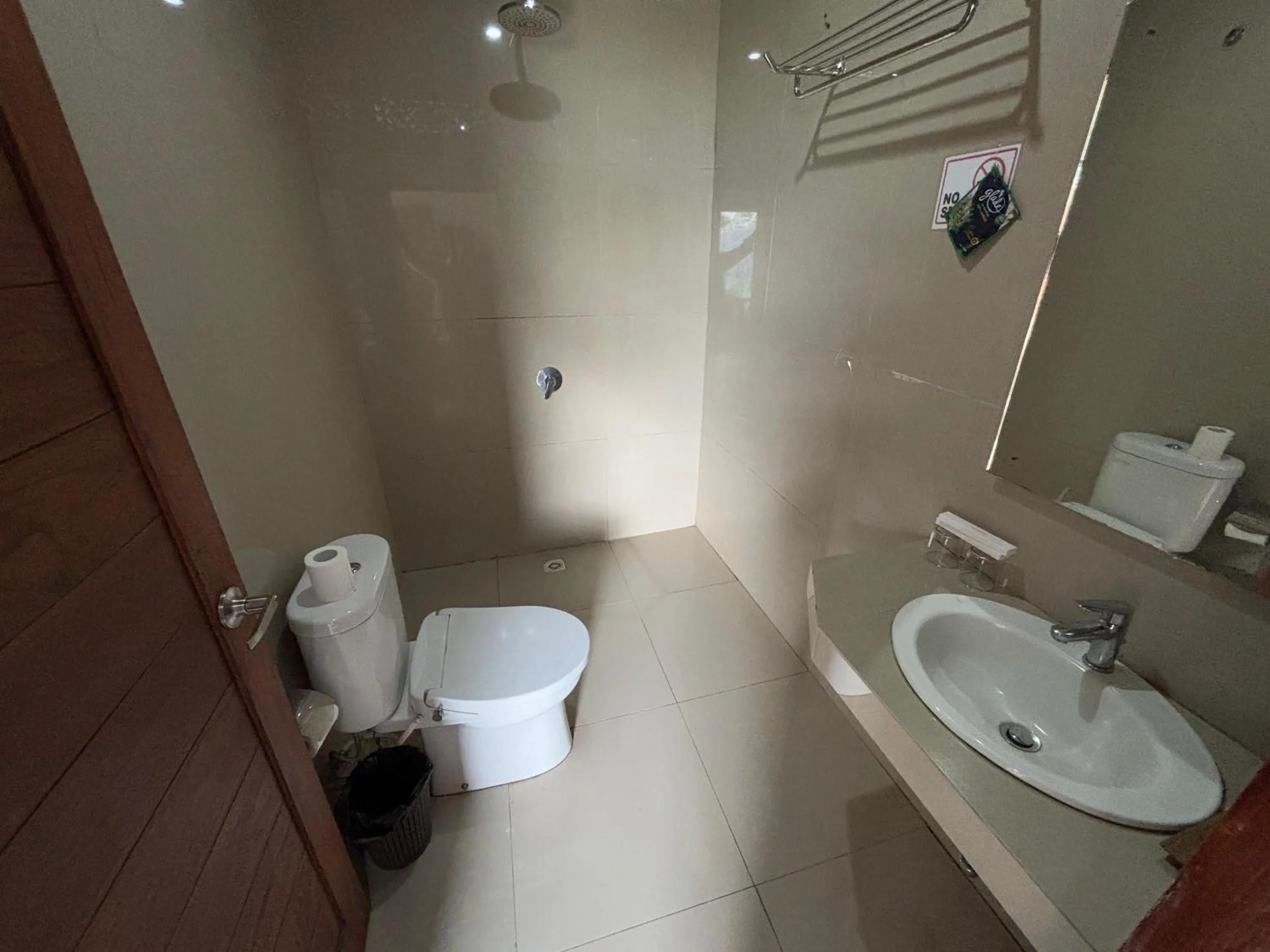 Shower in Caldera Hotel & Restaurant