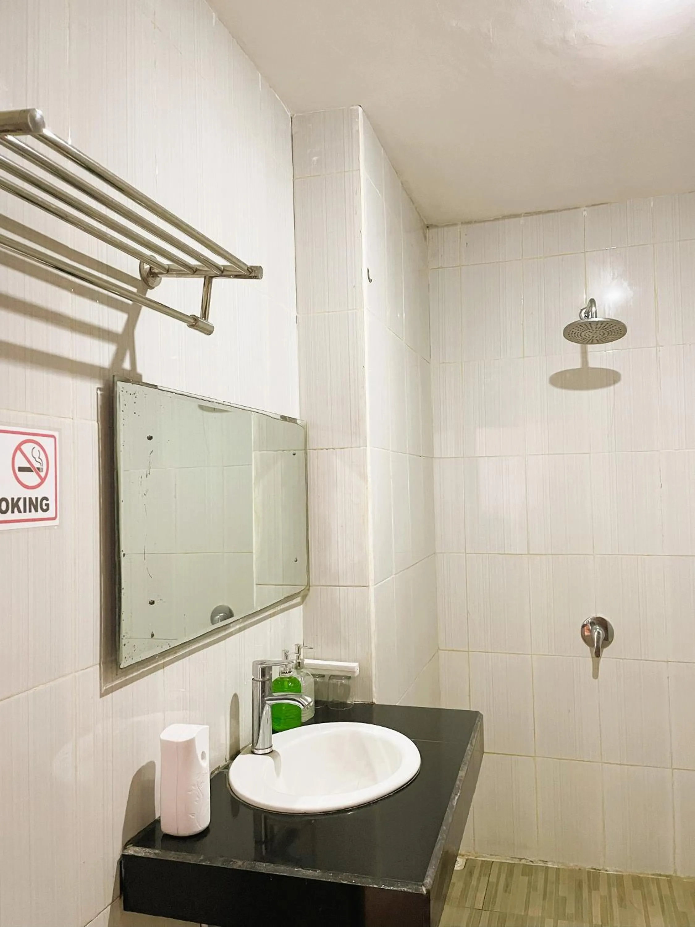 Shower in Caldera Hotel & Restaurant