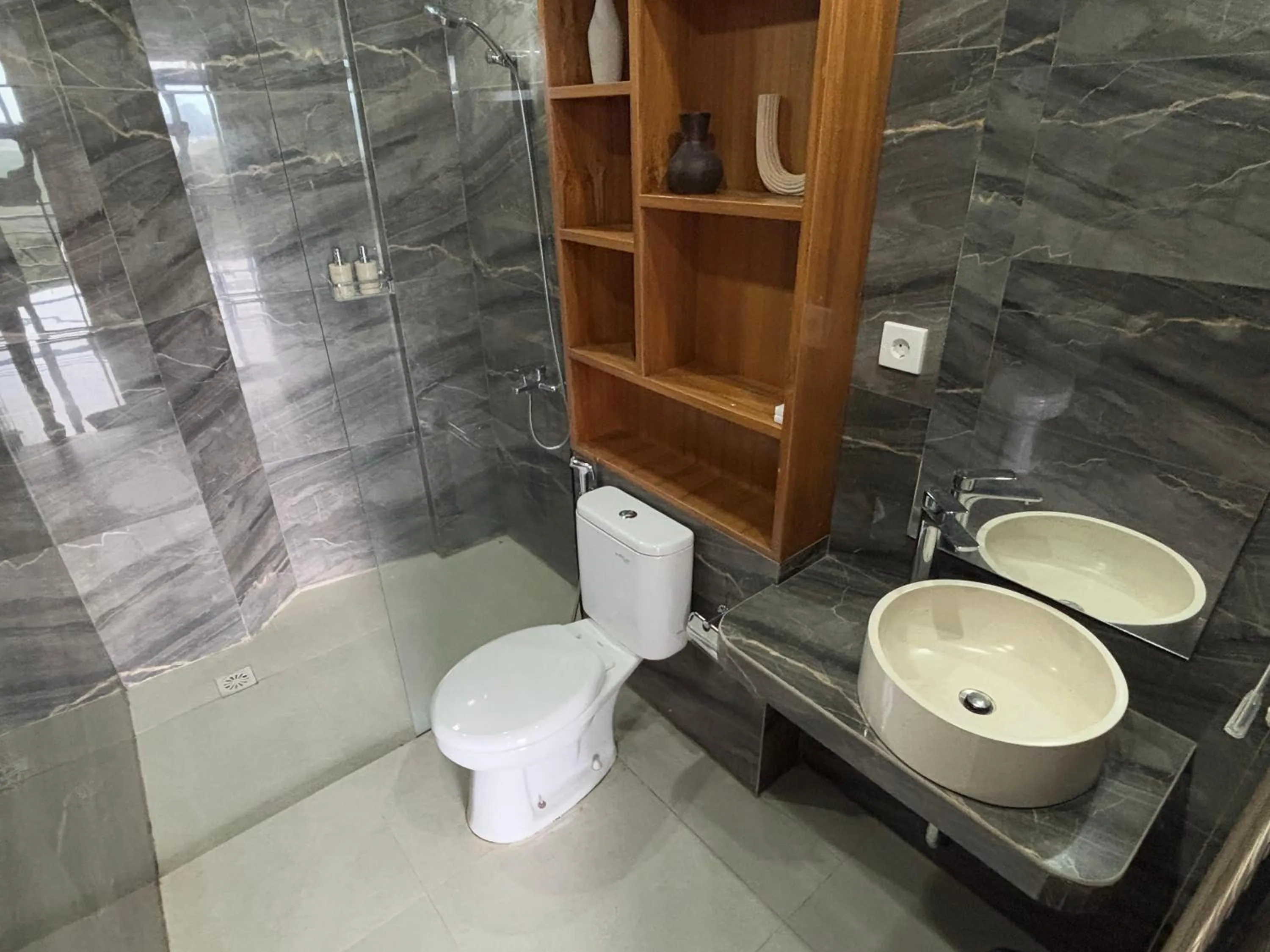 Shower in Caldera Hotel & Restaurant