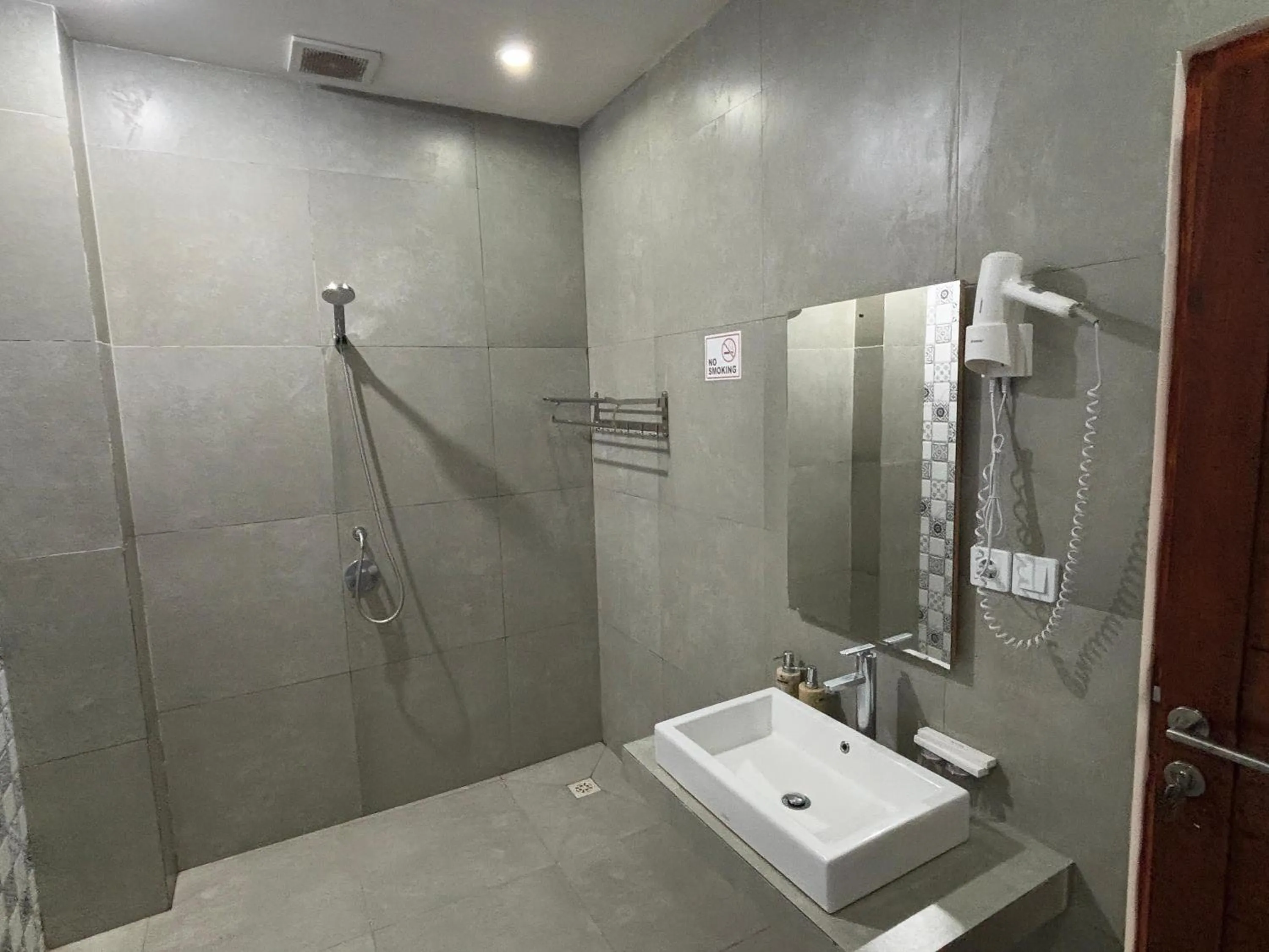 Shower in Caldera Hotel & Restaurant