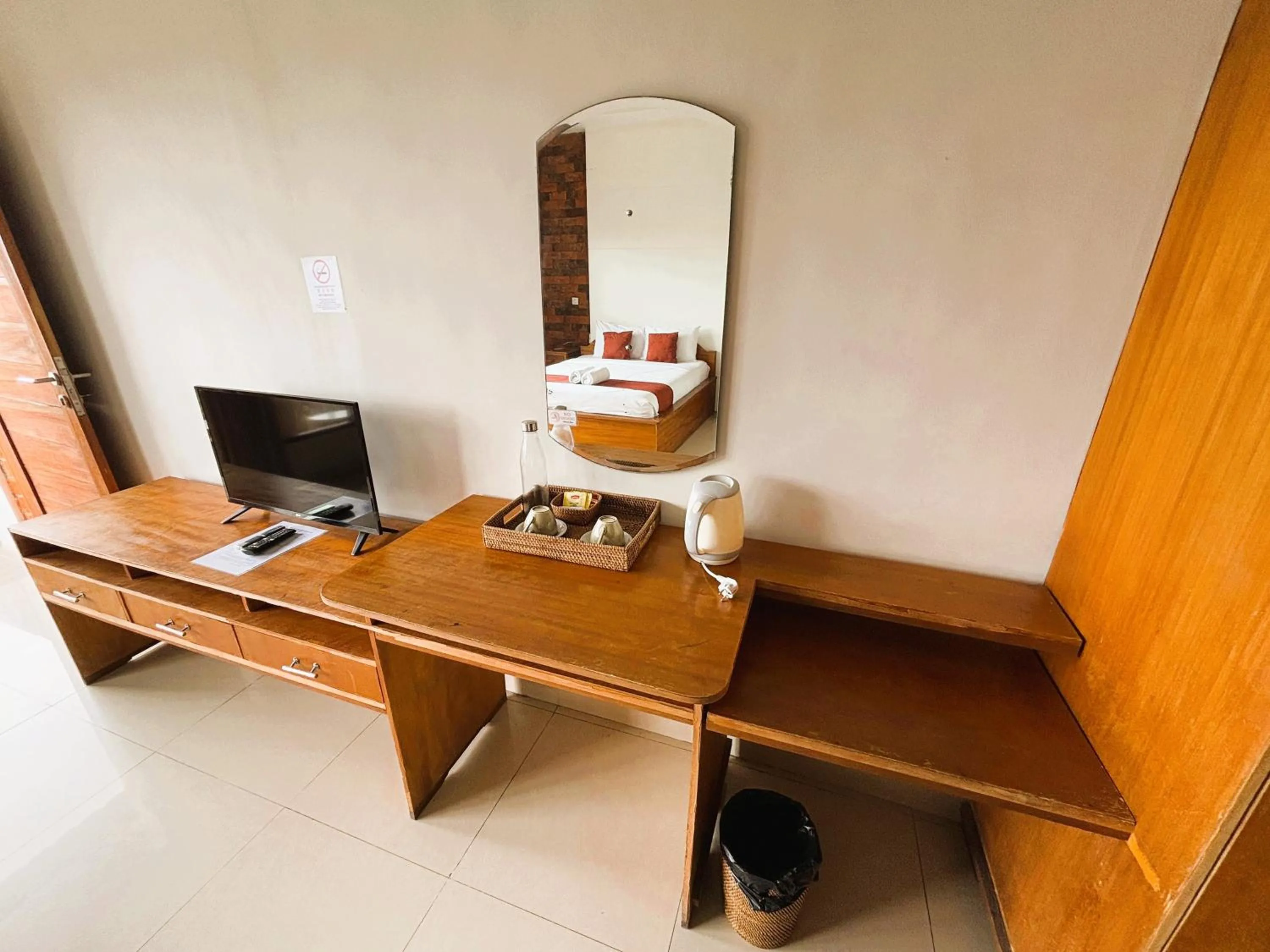 TV and multimedia in Caldera Hotel & Restaurant