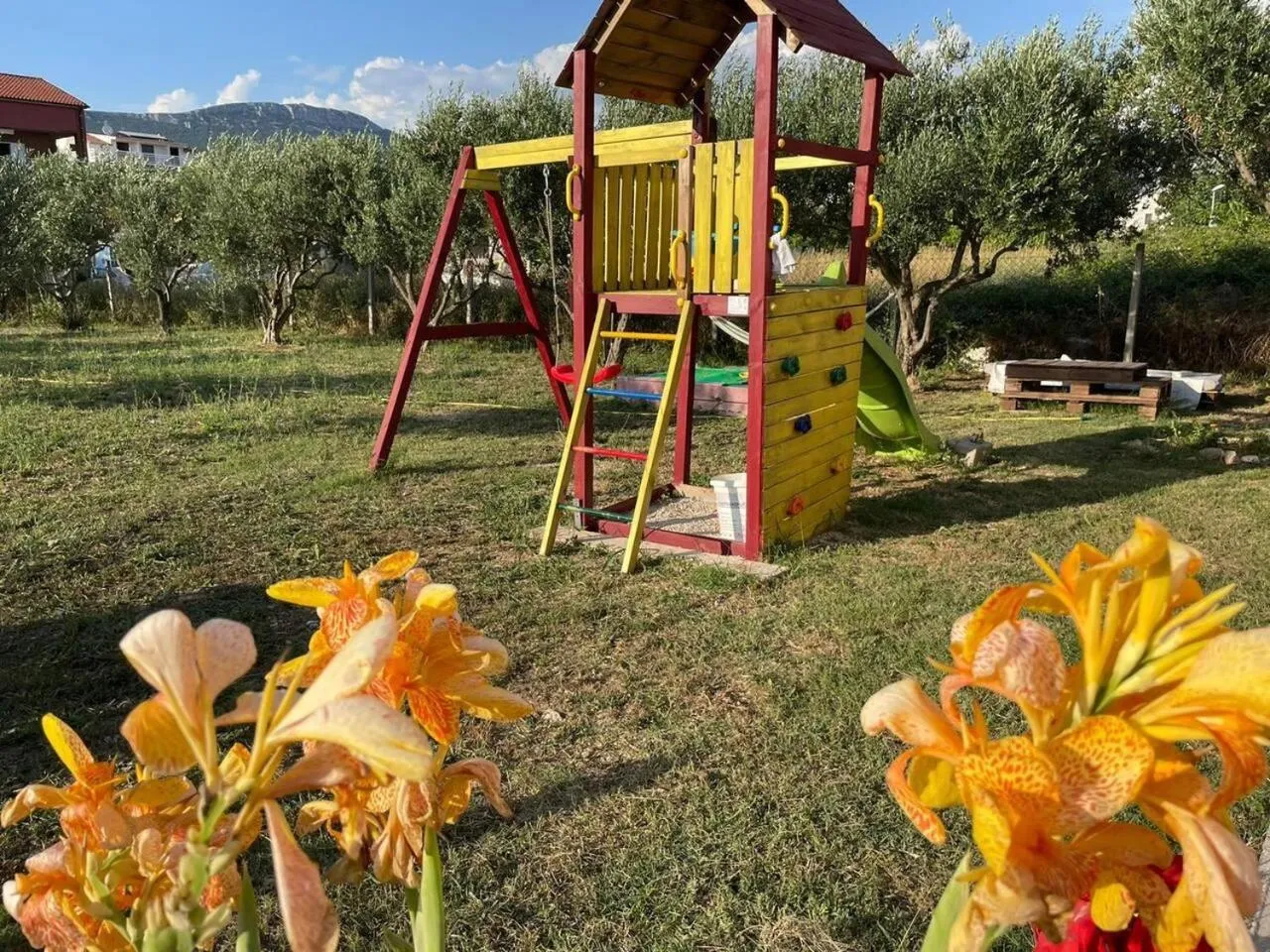 Children play ground in Kuca za odmor u Kastelima s pogledom na more