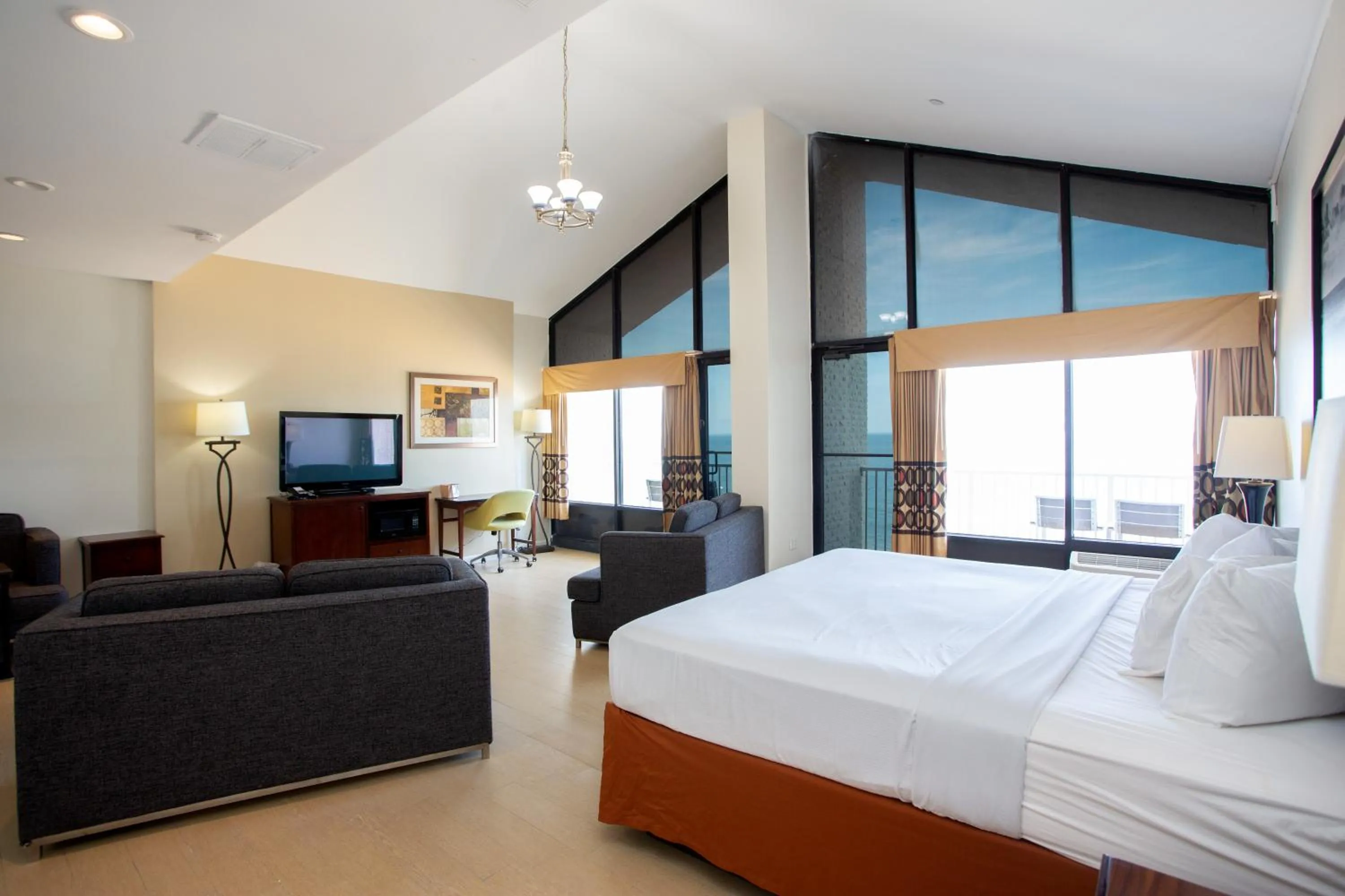 Photo of the whole room, Bed in Super 8 by Wyndham Virginia Beach Oceanfront