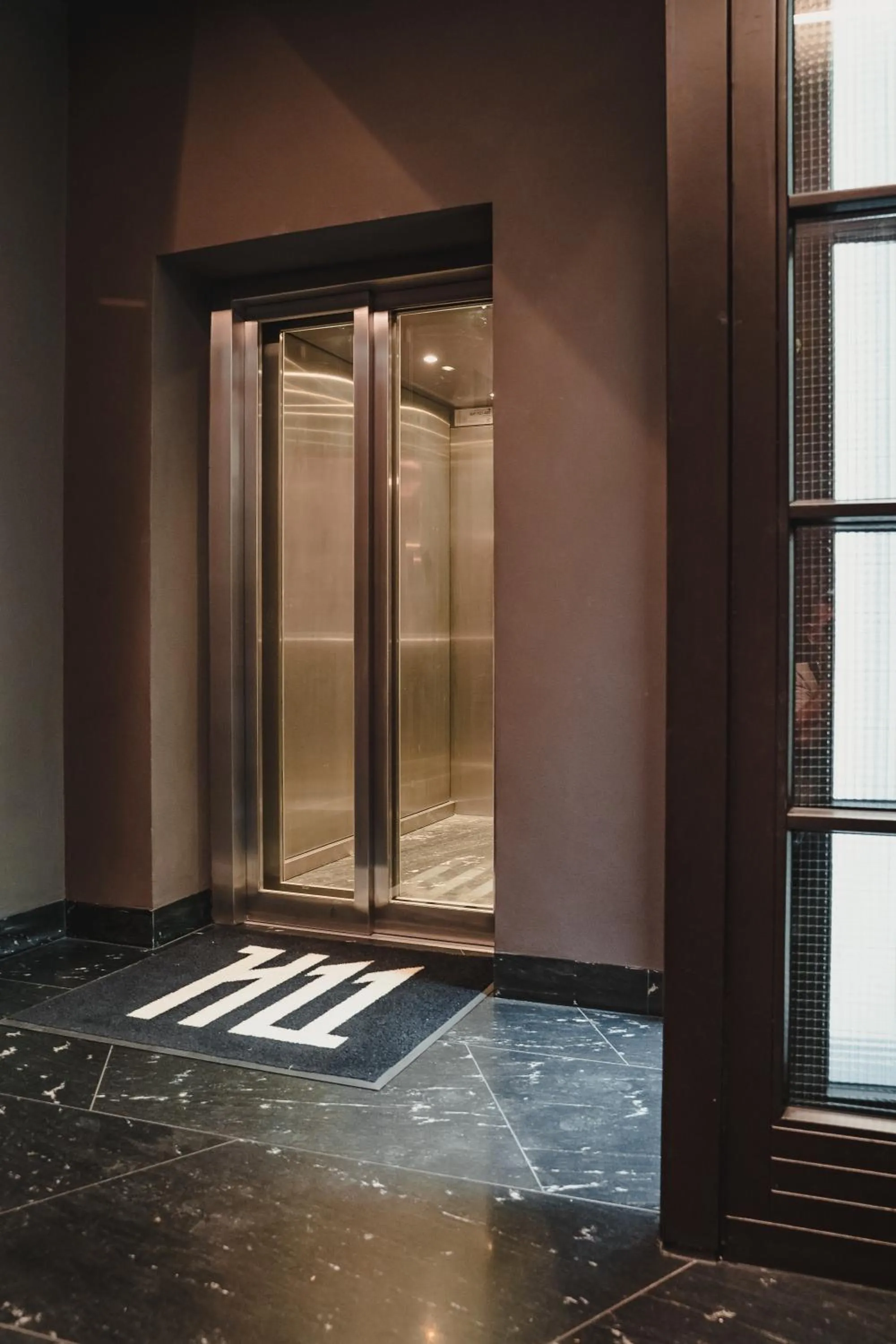 elevator in H11 Aparthotel