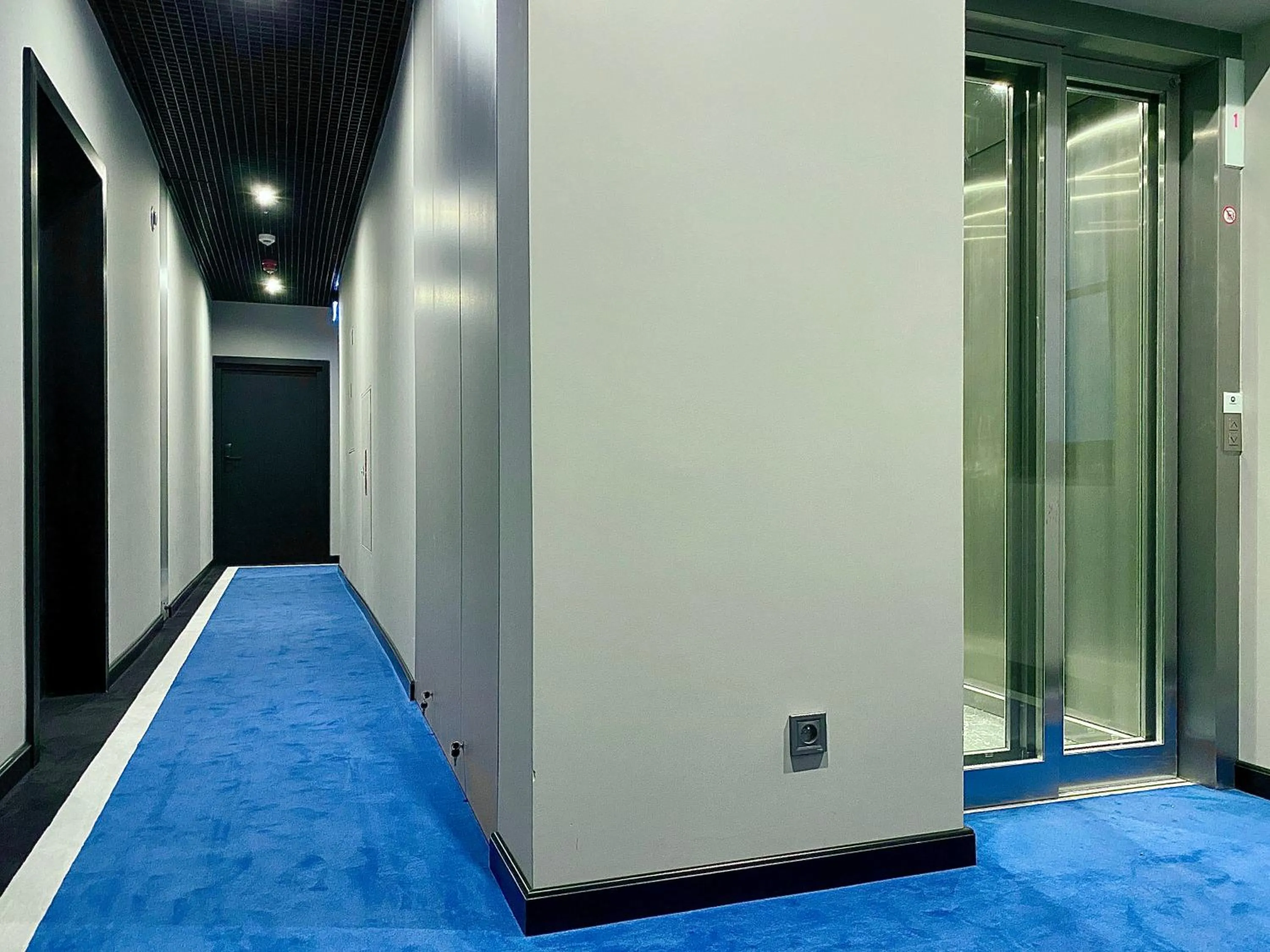 elevator in H11 Aparthotel