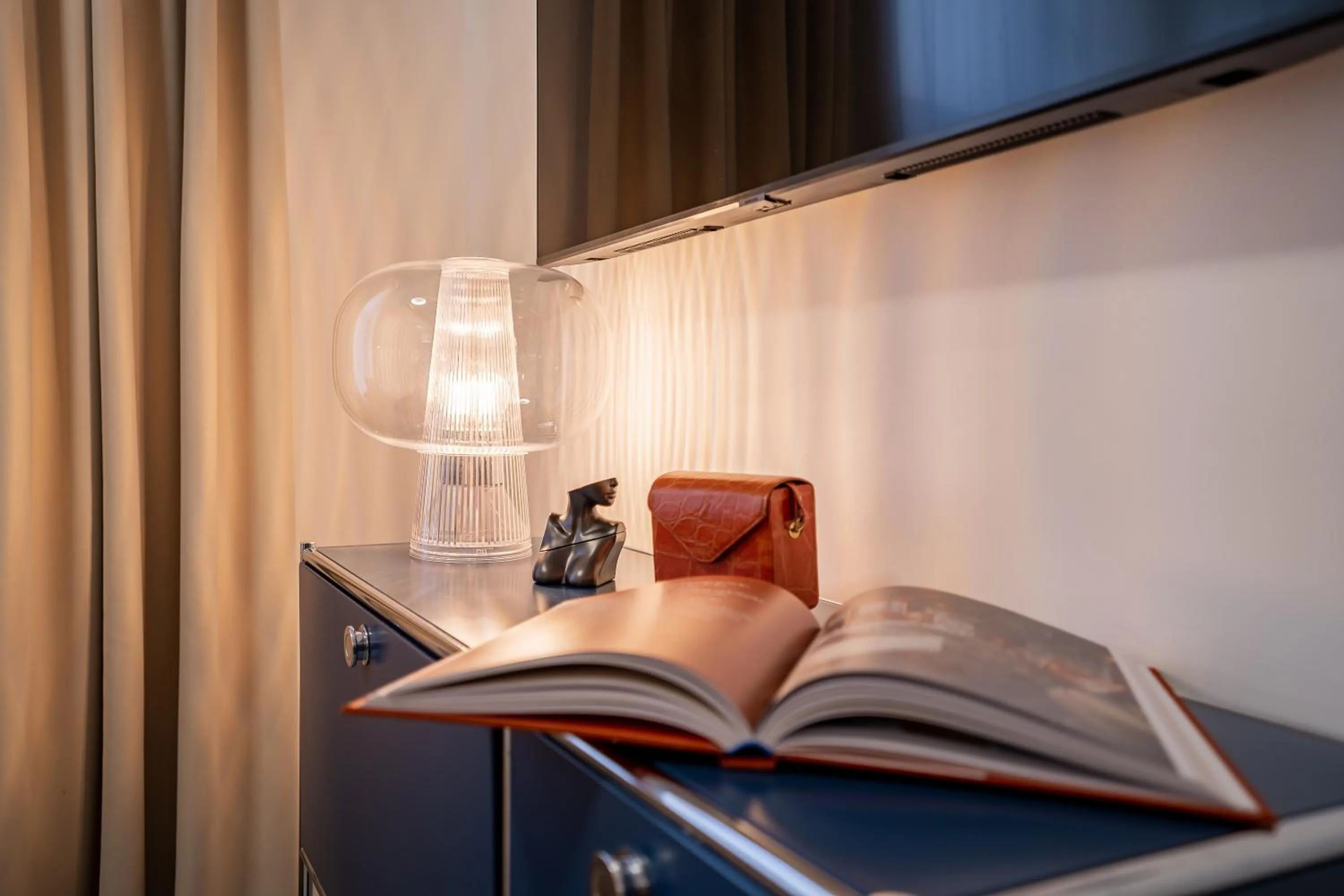 Living room, Bed in H11 Aparthotel