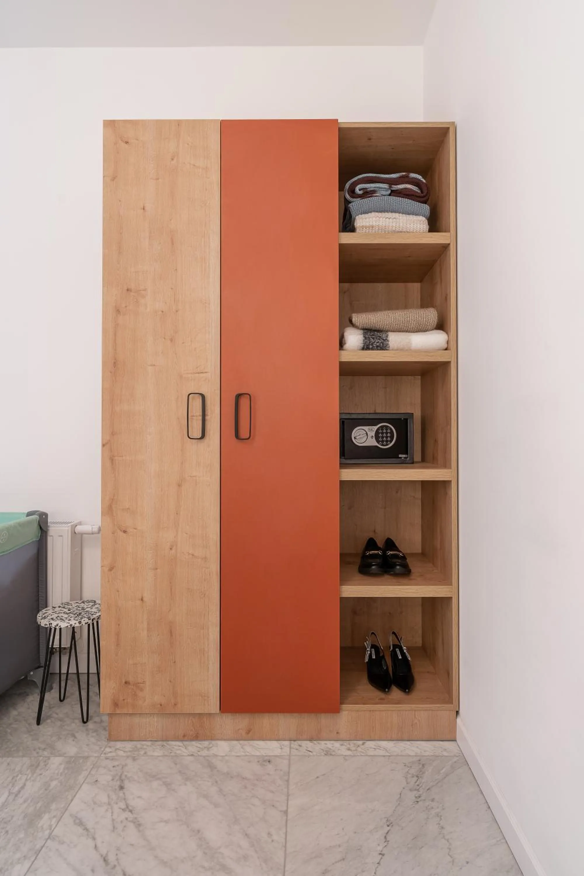 wardrobe in H11 Aparthotel