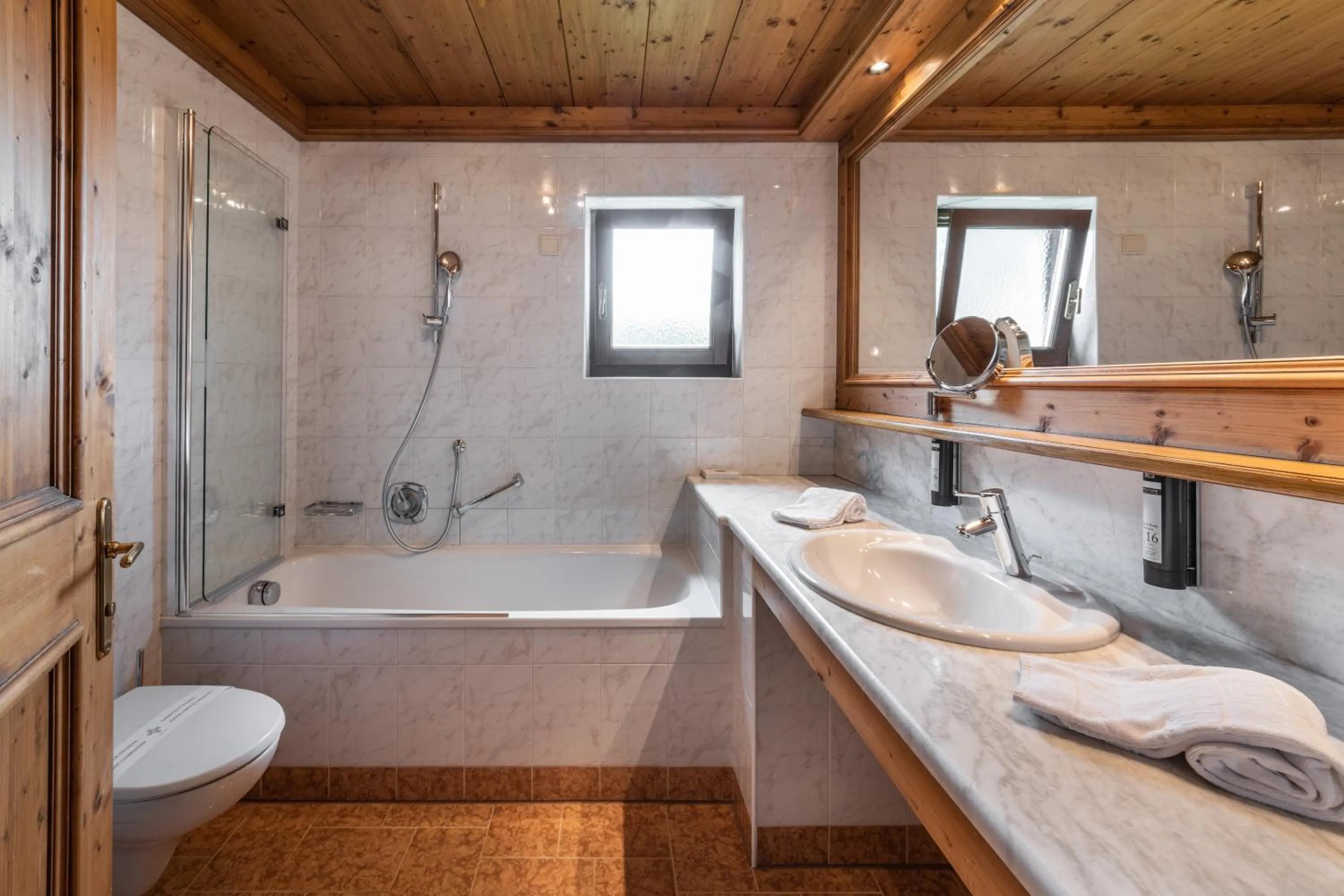 Shower in Romantik Hotel Santer