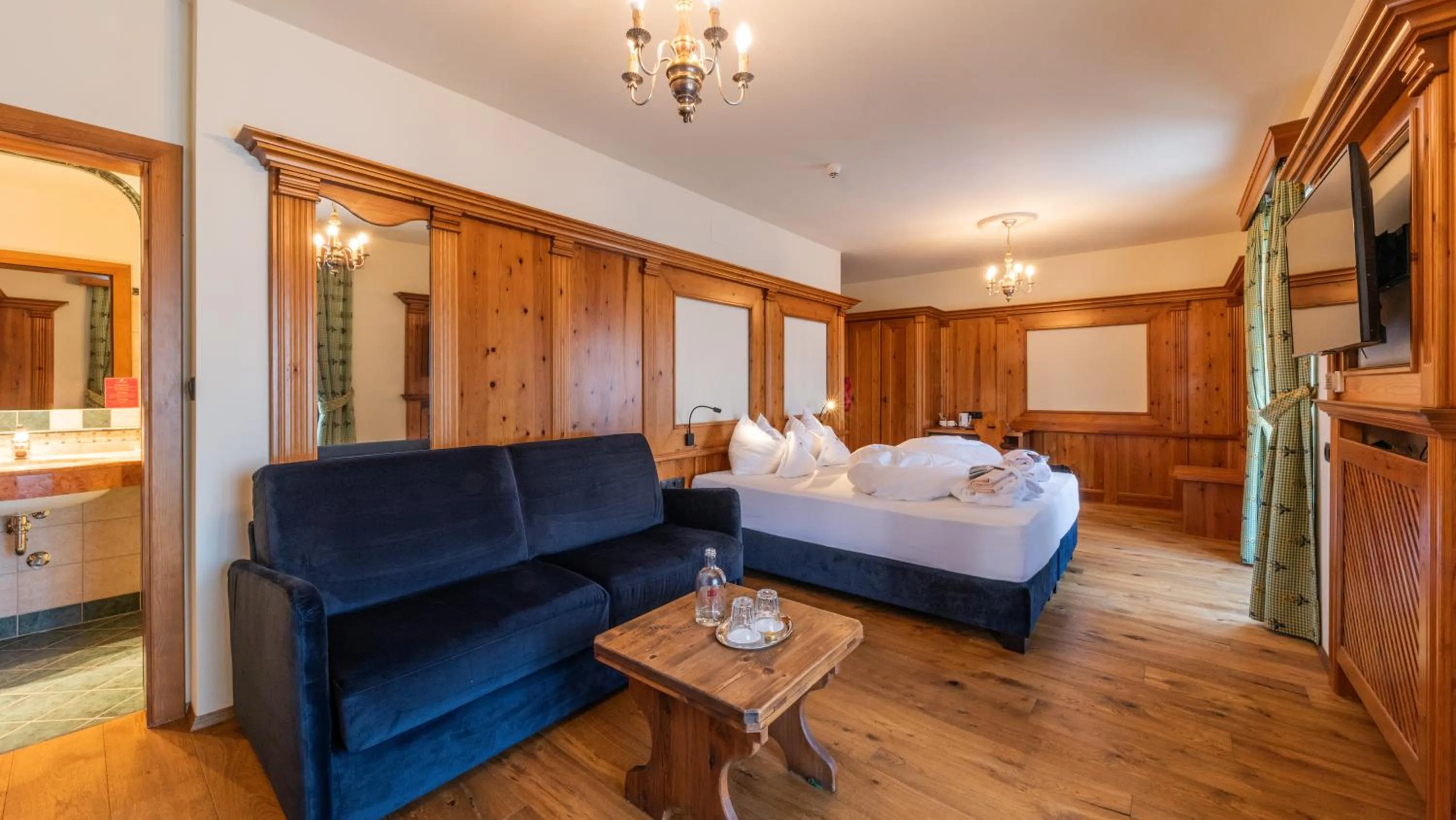 Bedroom, Bed in Romantik Hotel Santer