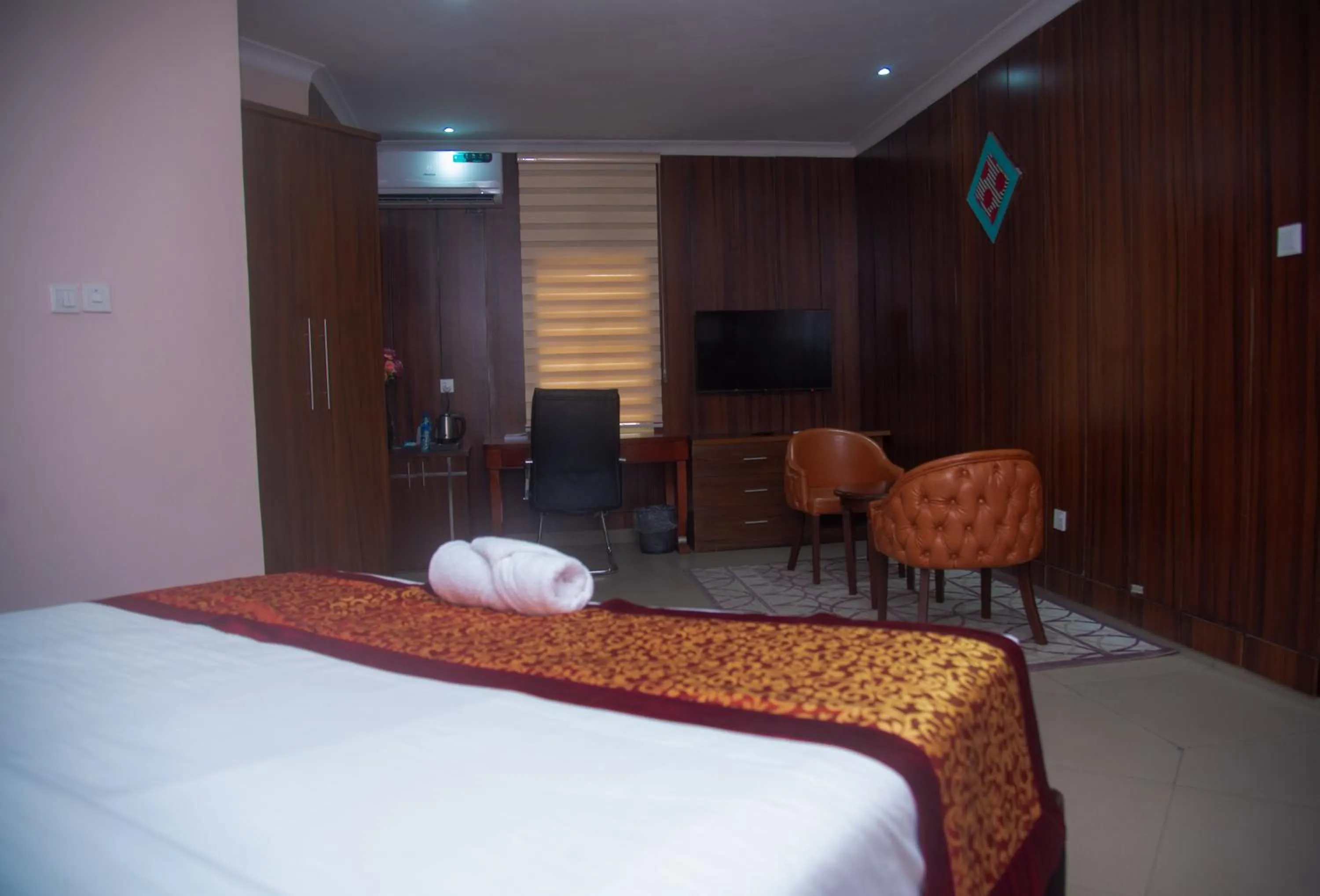 TV and multimedia, Bed in Golden Tulip Garden City Hotel - Rivotel