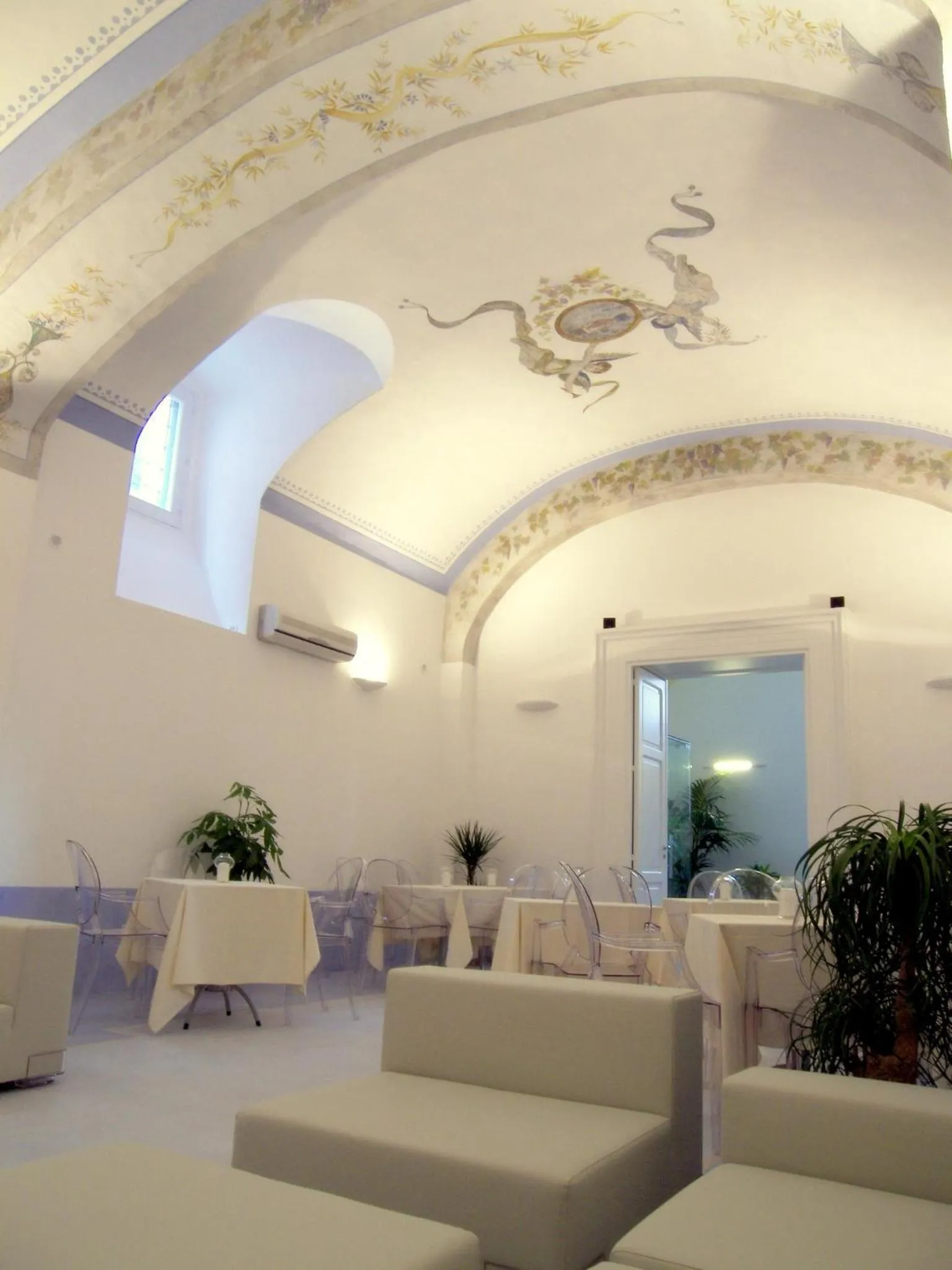 Communal lounge/ TV room in Albergo 'La Vigna'